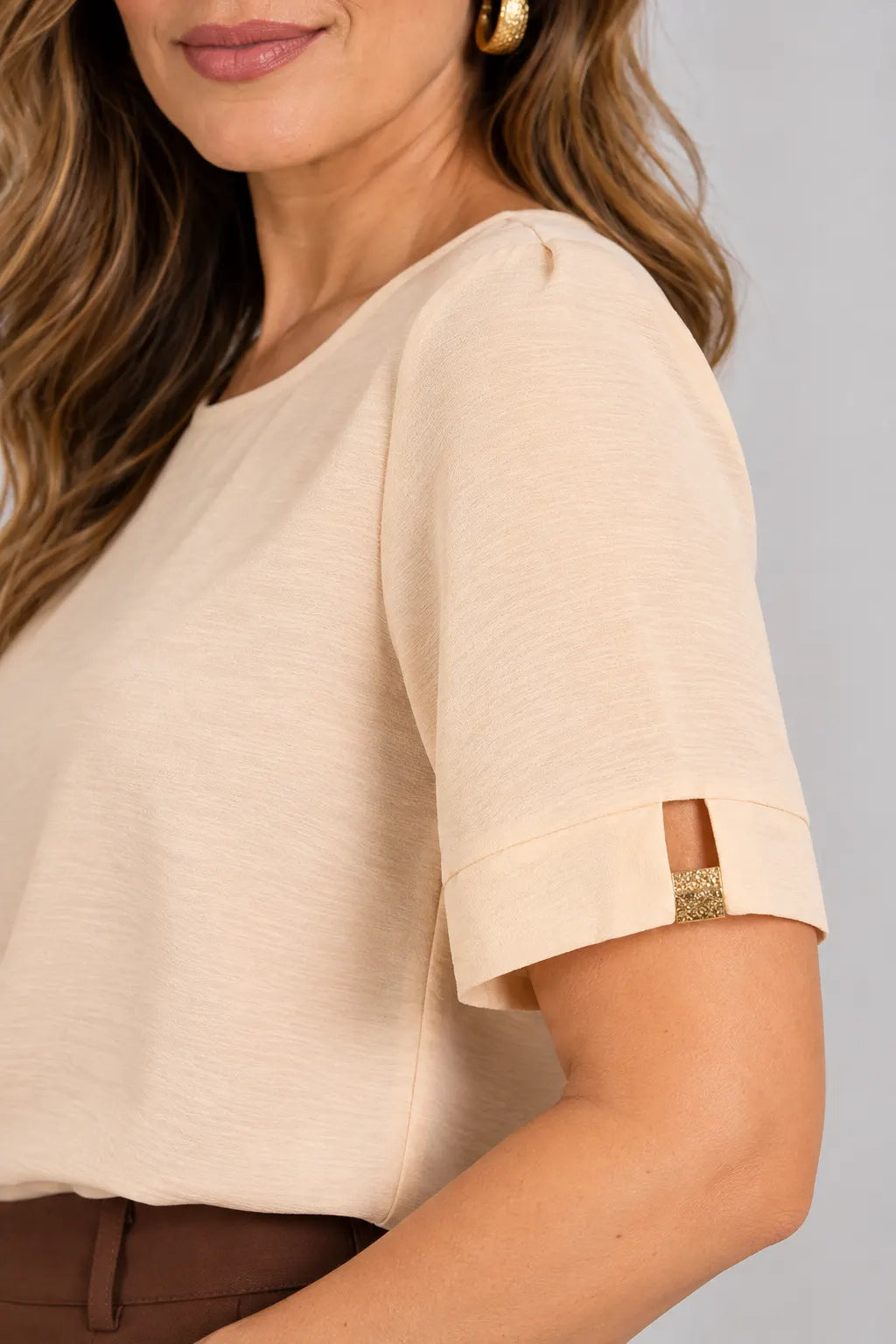 Blusa Manga Curta em Crepe com Detalhe Dourado na Manga Greta Creme