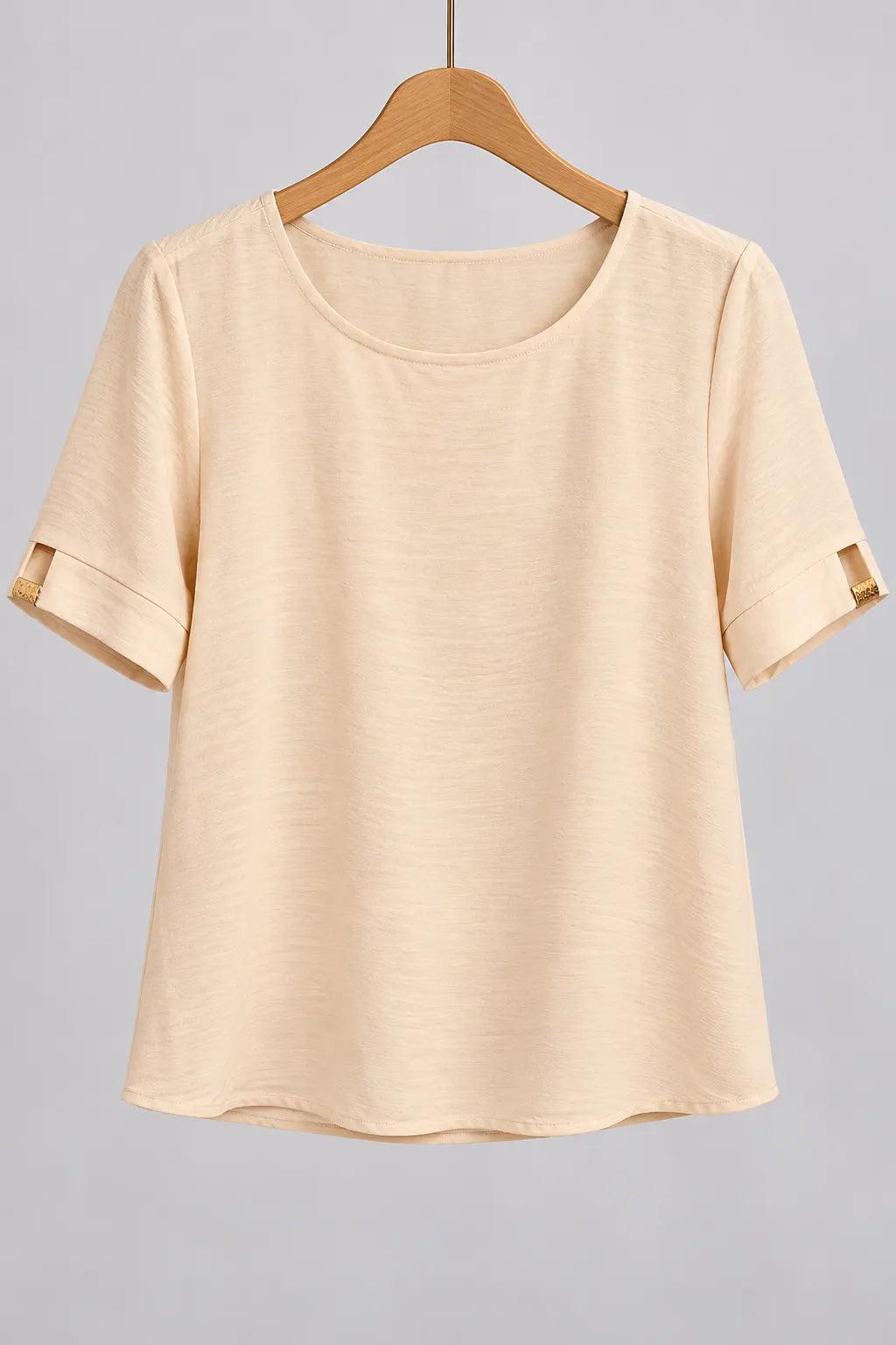 Blusa Manga Curta em Crepe com Detalhe Dourado na Manga Greta Creme