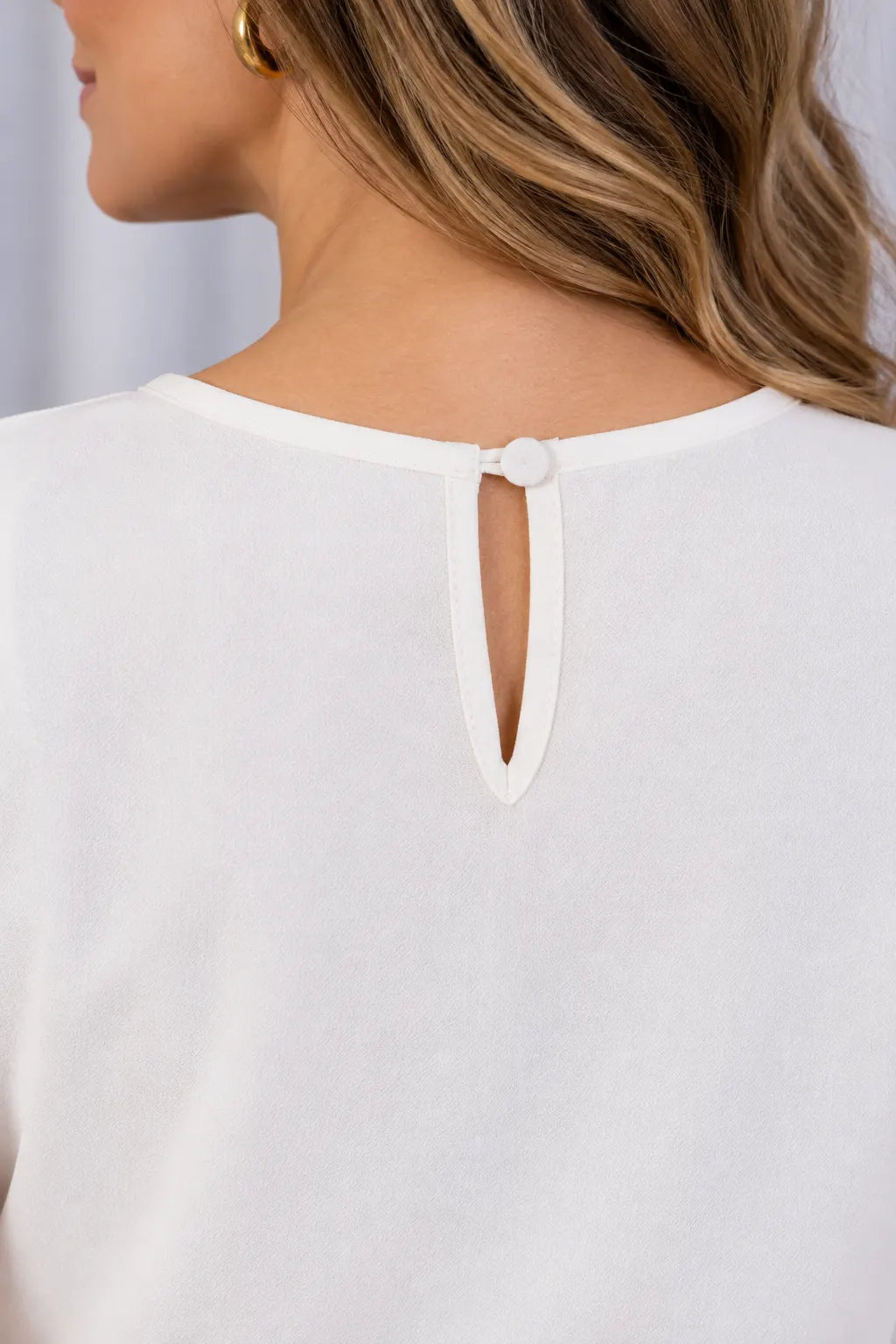 Blusa Manga Curta em Crepe Classic com Broche na Manga Nádia Branca — nadia branca (2).webp