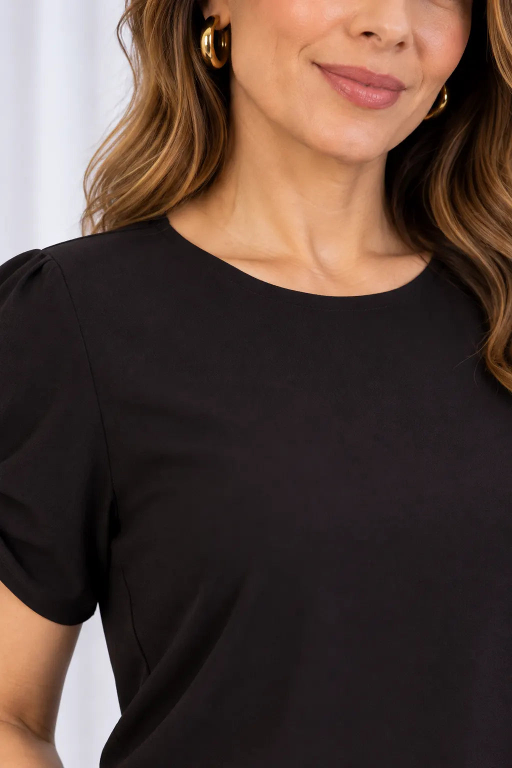 Blusa Manga Curta em Crepe Classic com Broche na Manga Nádia Preta — nadia preta (2).webp