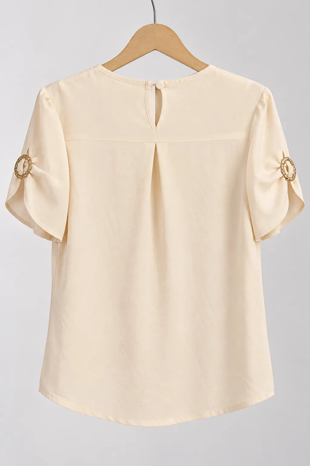 Blusa Manga Curta em Crepe Classic com Broche na Manga Nádia Creme — nadia creme (3).webp