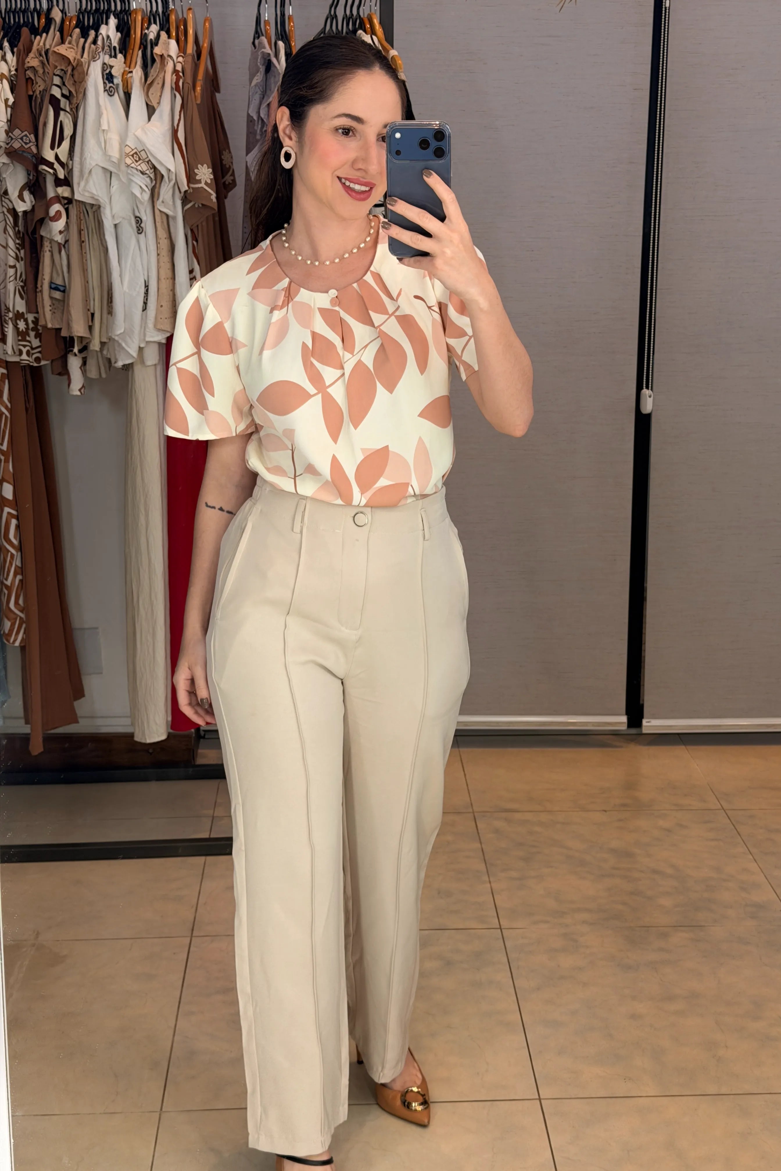 Conjunto: Blusa Manga Curta Estampada Folhagem Crepe Classic Joelma Rose + Calça Pantalona Alfaiataria Botão Encapado Margareth Creme