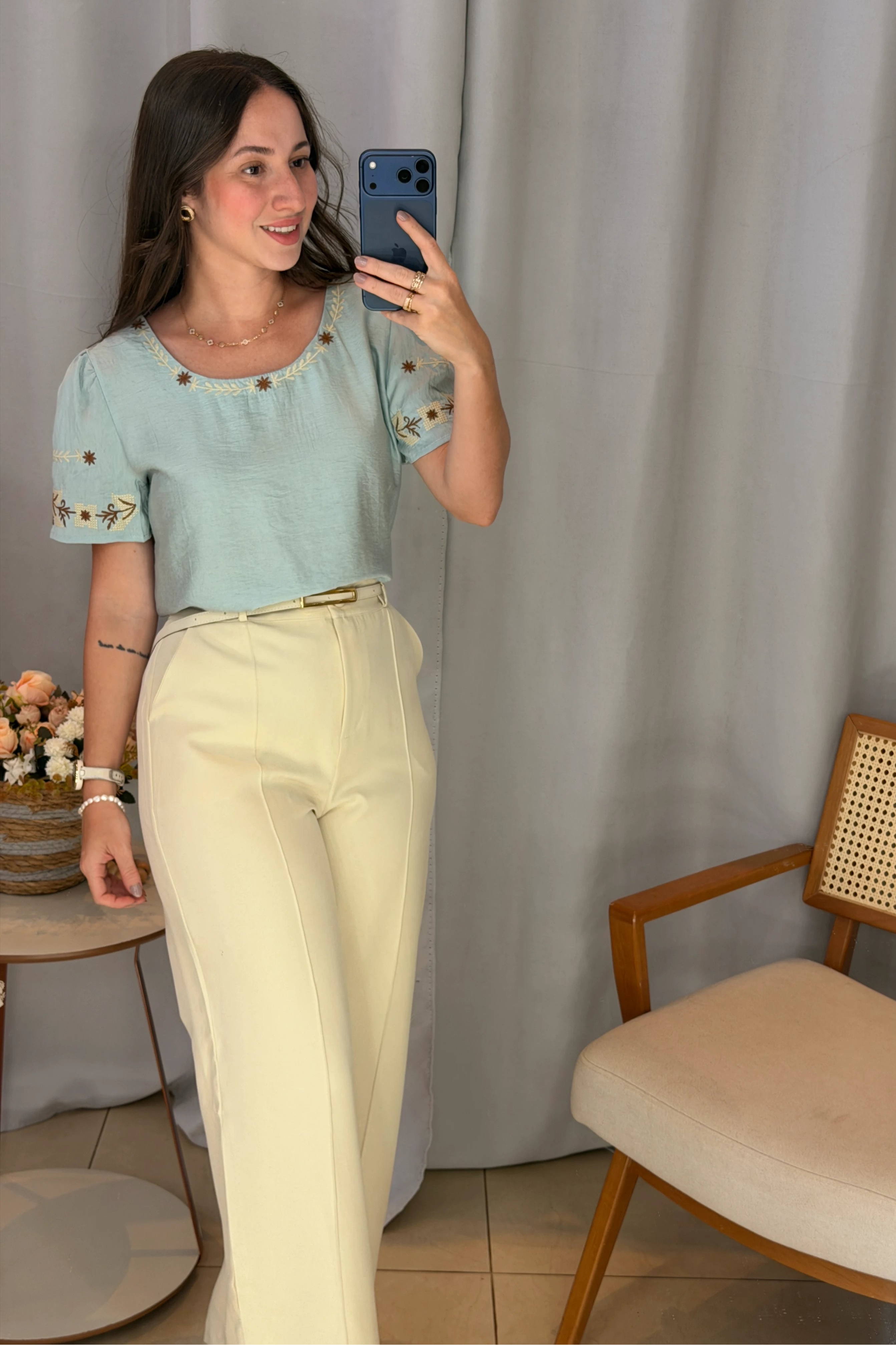 Conjunto: Blusa Manga Curta com Detalhes Bordados Visco Fine Juliana Azul + Calça Corte Reto em Alfaiataria com Friso e Cinto Encapado Daphne Creme