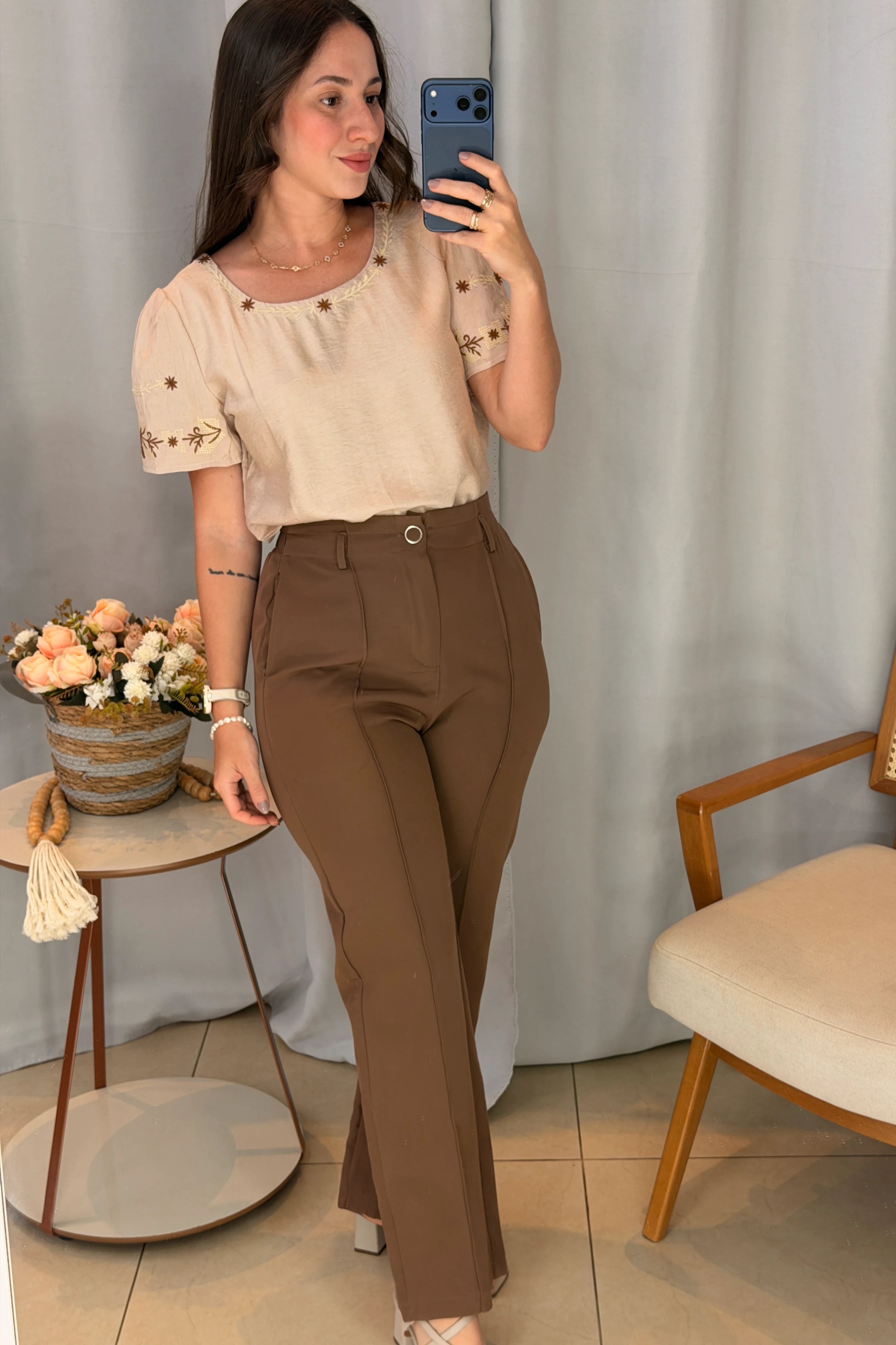 Conjunto: Blusa Manga Curta com Detalhes Bordados Visco Fine Juliana Marrom Claro + Calça Pantalona Alfaiataria Botão Encapado Margareth Marrom