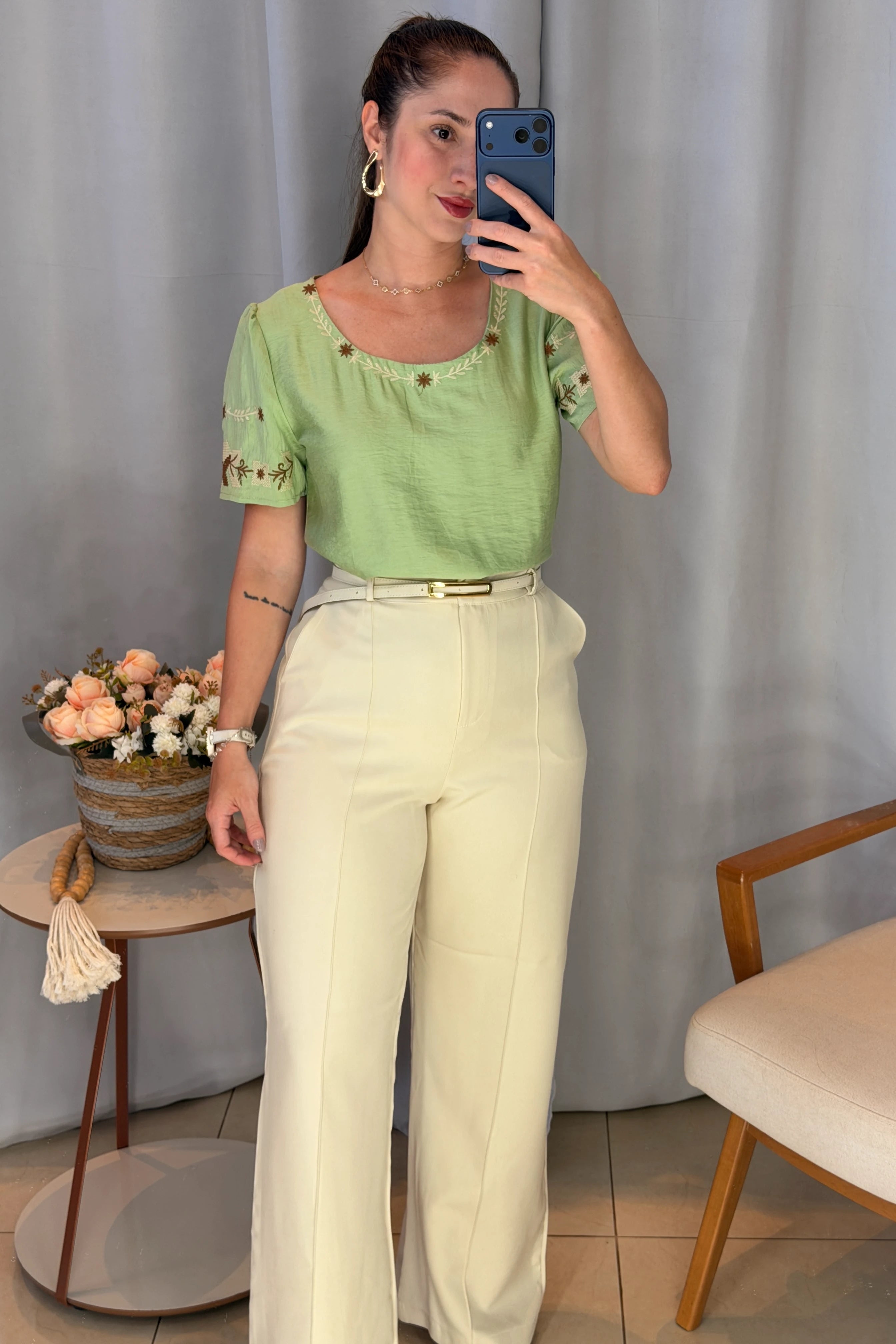 Conjunto: Blusa Manga Curta com Detalhes Bordados Visco Fine Juliana Verde + Calça Corte Reto em Alfaiataria com Friso e Cinto Encapado Daphne Creme