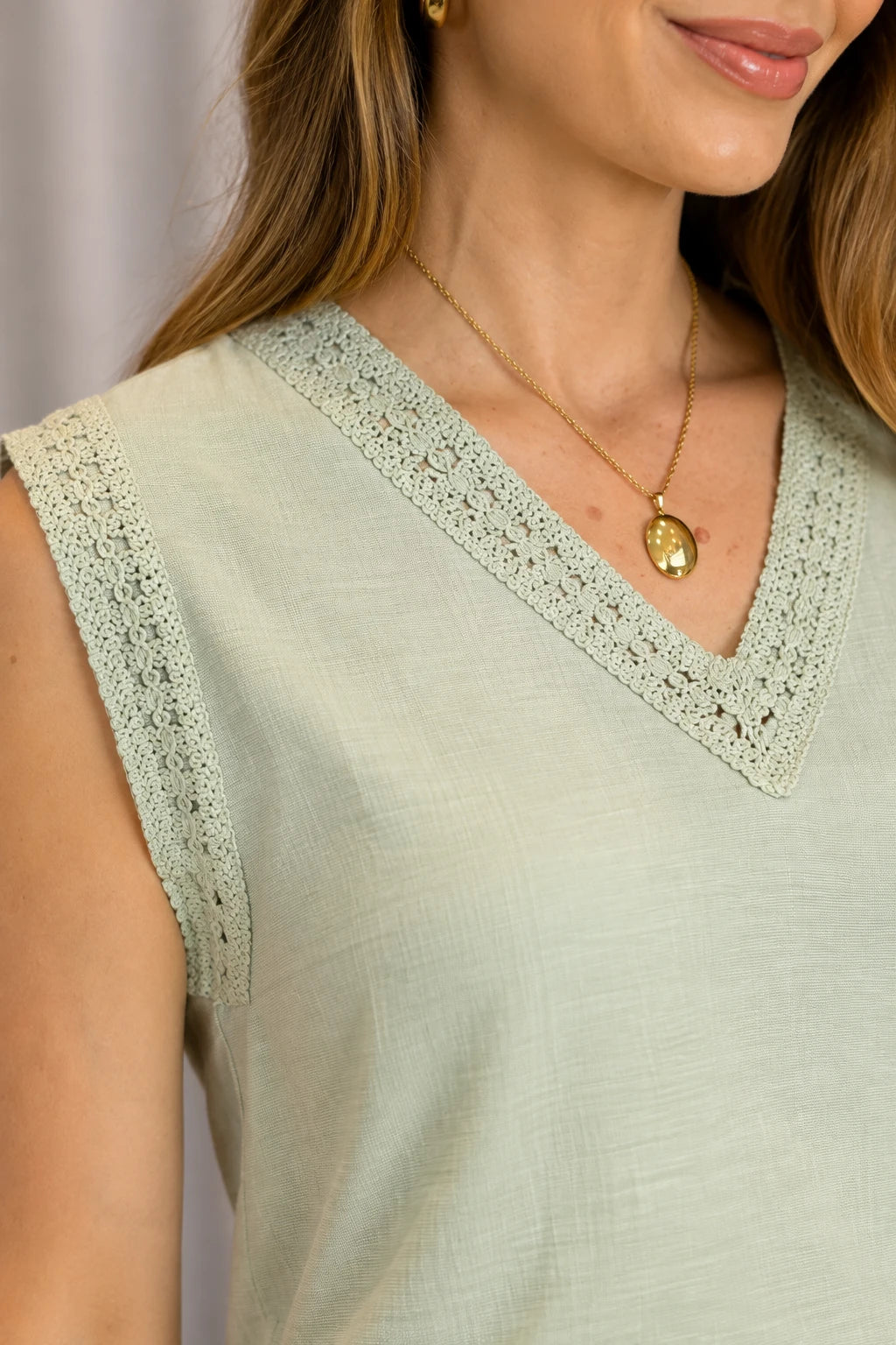 Blusa Regata Respirável com Decote Bordado Larissa Verde