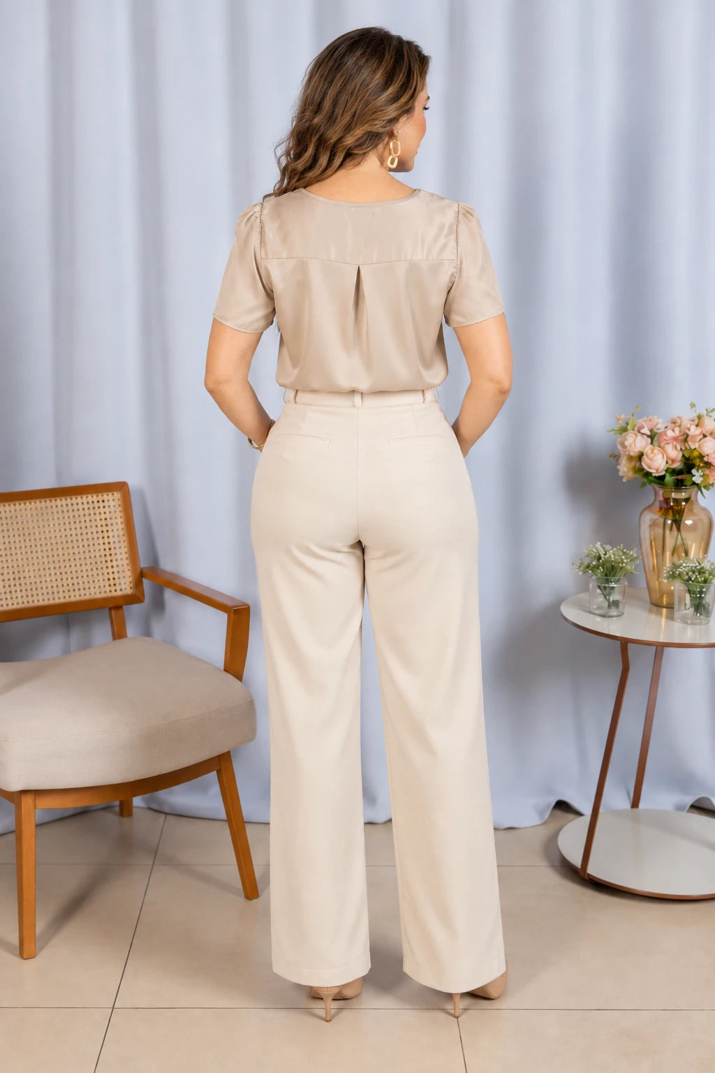 Blusa Manga Curta Poly Silk Detalhe Colo Lauane Bege