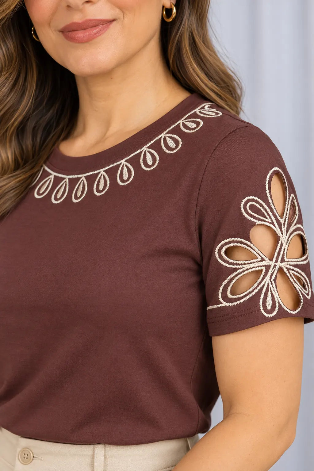 Blusa Confortável em Cotton Lycra com Bordados e Manga Vazada Ligia Marrom