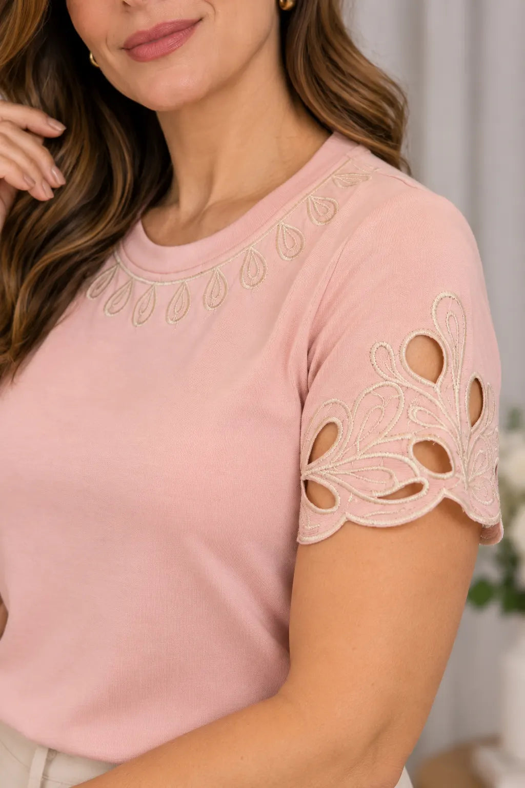 Blusa Confortável em Cotton Lycra com Bordados e Manga Vazada Ligia Rosa