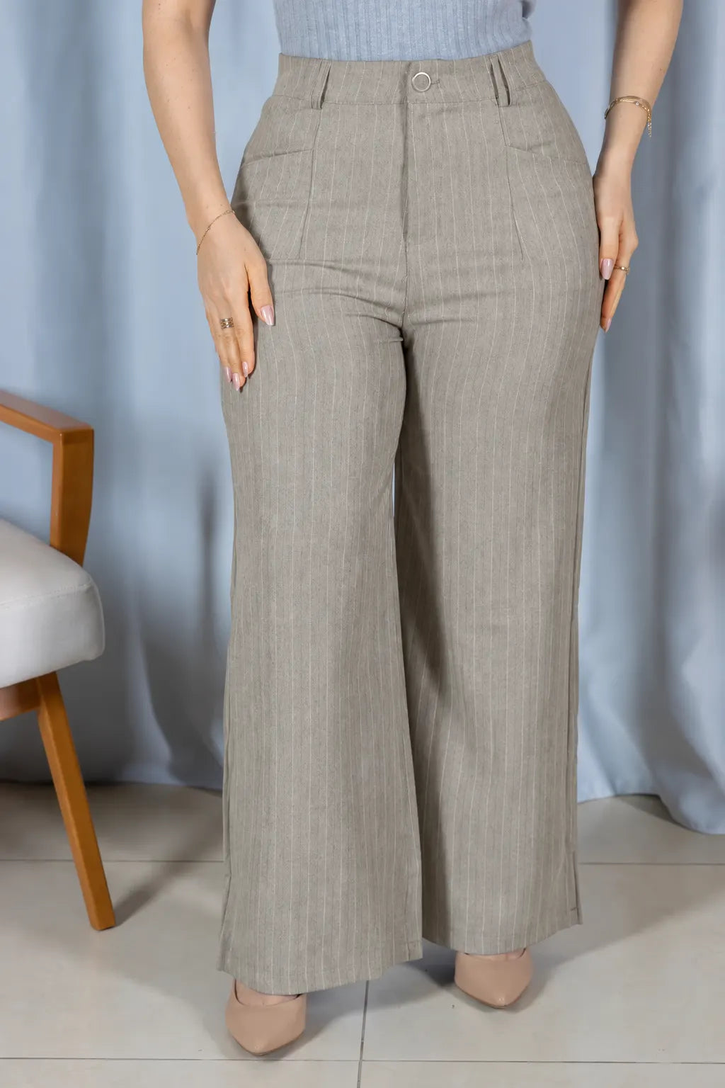 Calça Reta Elegante Risca de Giz Luara Caqui