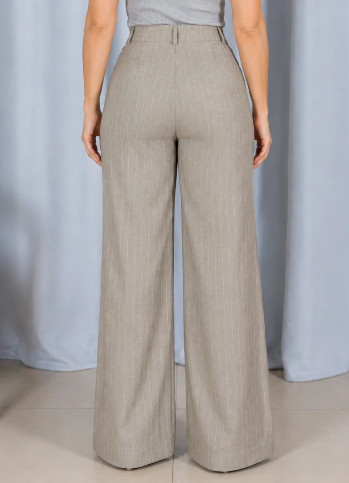 Calça Reta Elegante Risca de Giz Luara Caqui