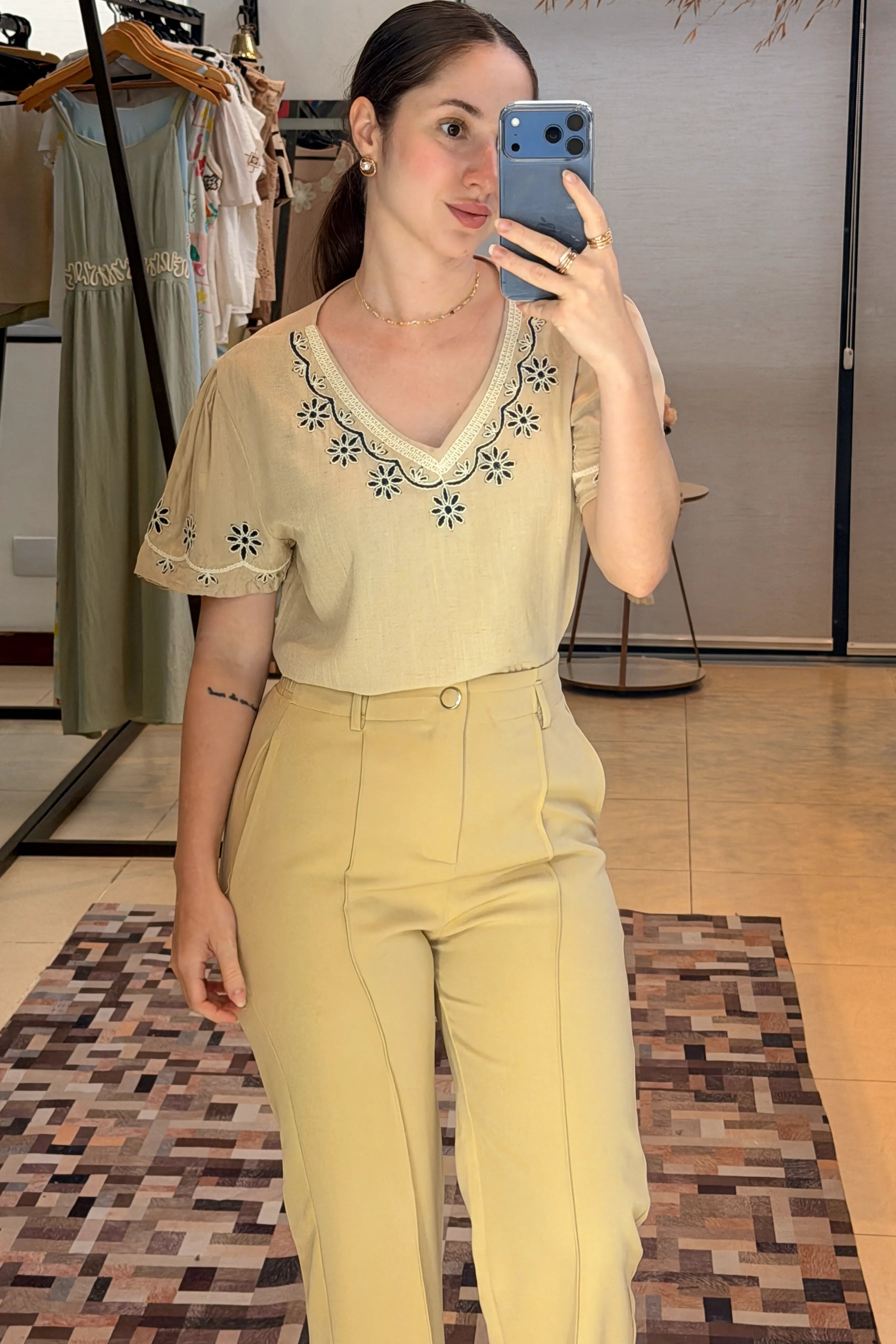 Conjunto: Blusa Manga Curta Detalhe Bordado Visco Linho Lúcia Bege + Calça Pantalona Alfaiataria Botão Encapado Margareth Bege