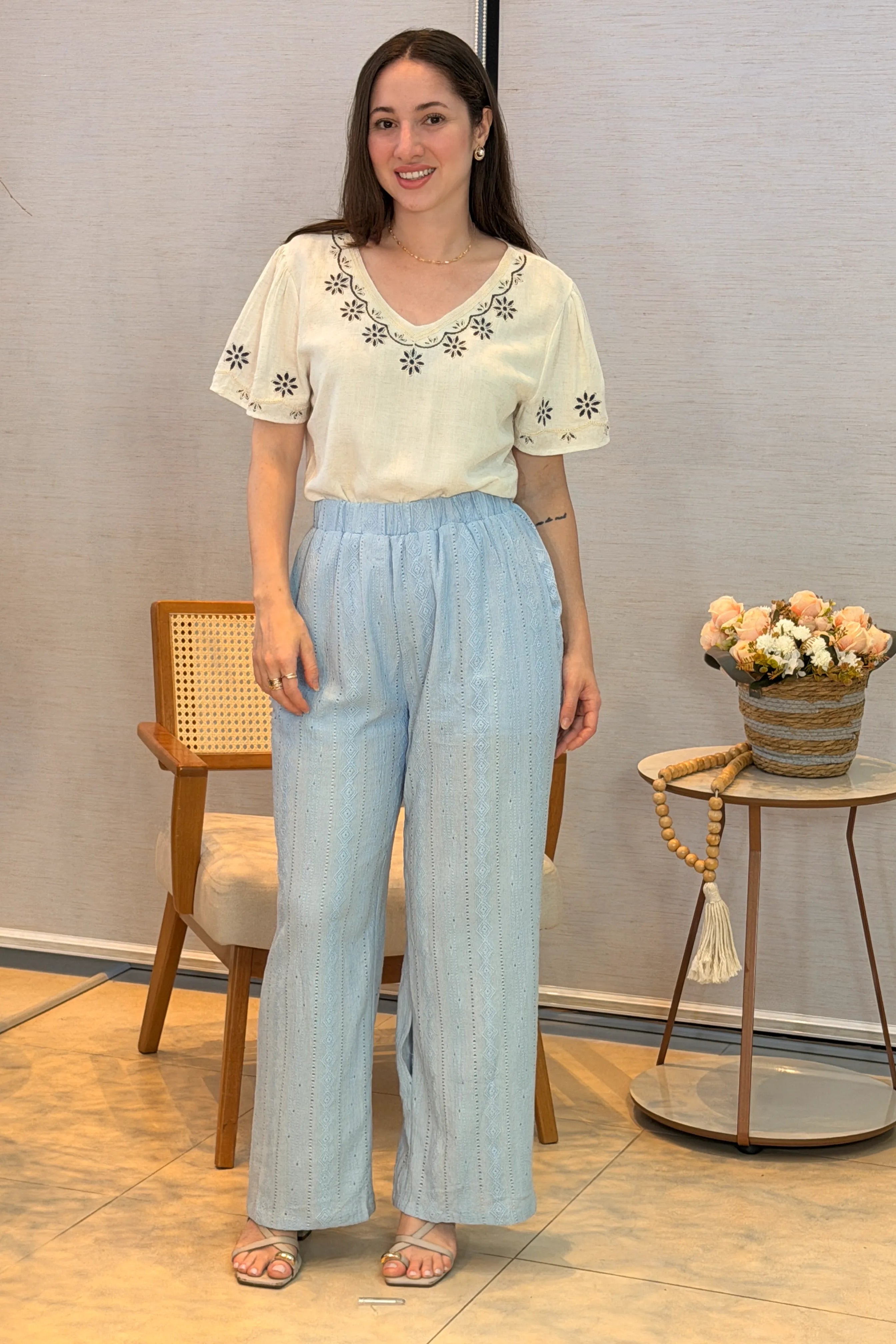 Conjunto: Blusa Manga Curta Detalhe Bordado Visco Linho Lúcia Branca + Calça Pantalona Bordado e Cós com Elástico Crepe Soft Carla Azul