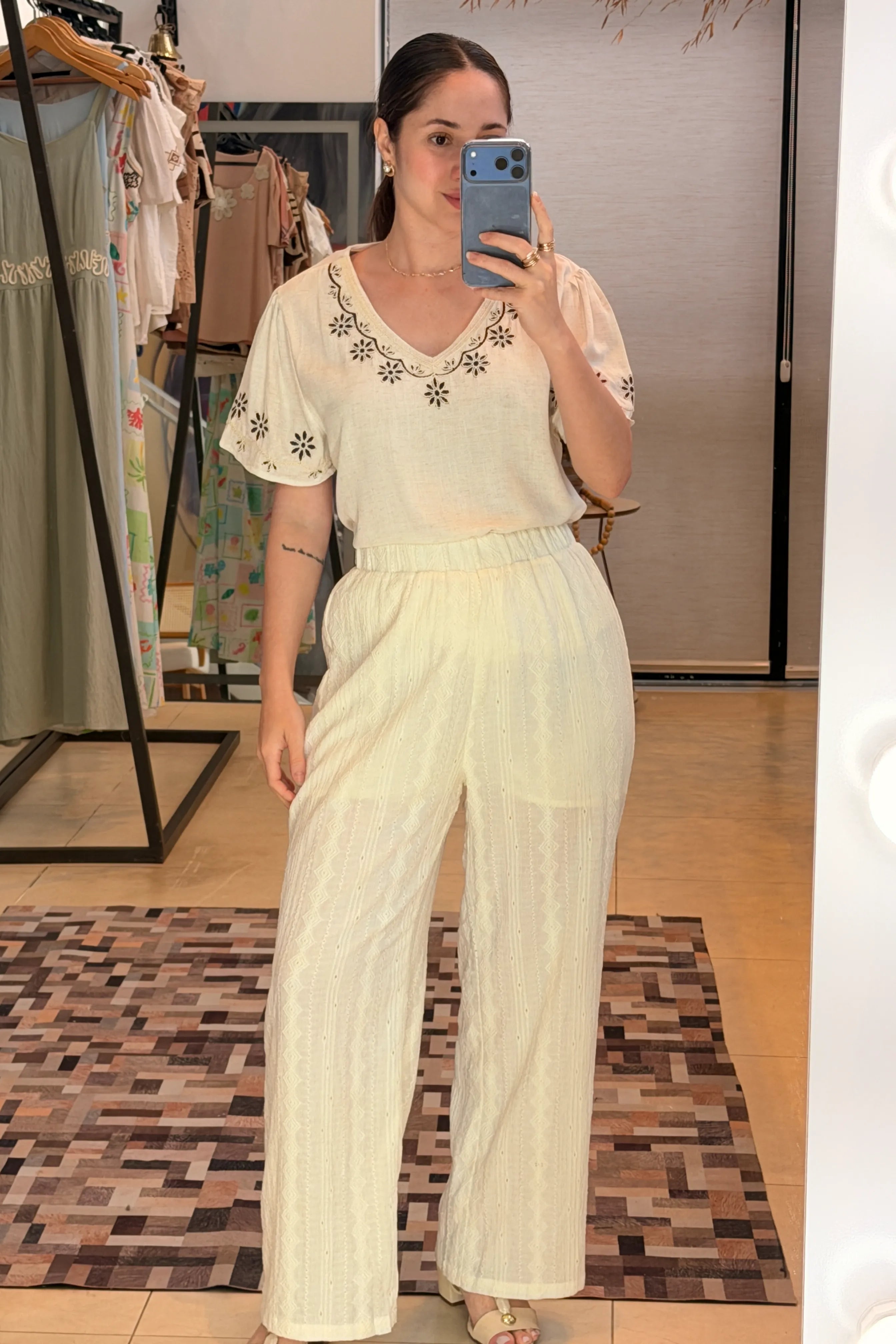 Conjunto: Blusa Manga Curta Detalhe Bordado Visco Linho Lúcia Branca + Calça Pantalona Bordado e Cós com Elástico Crepe Soft Carla Branco