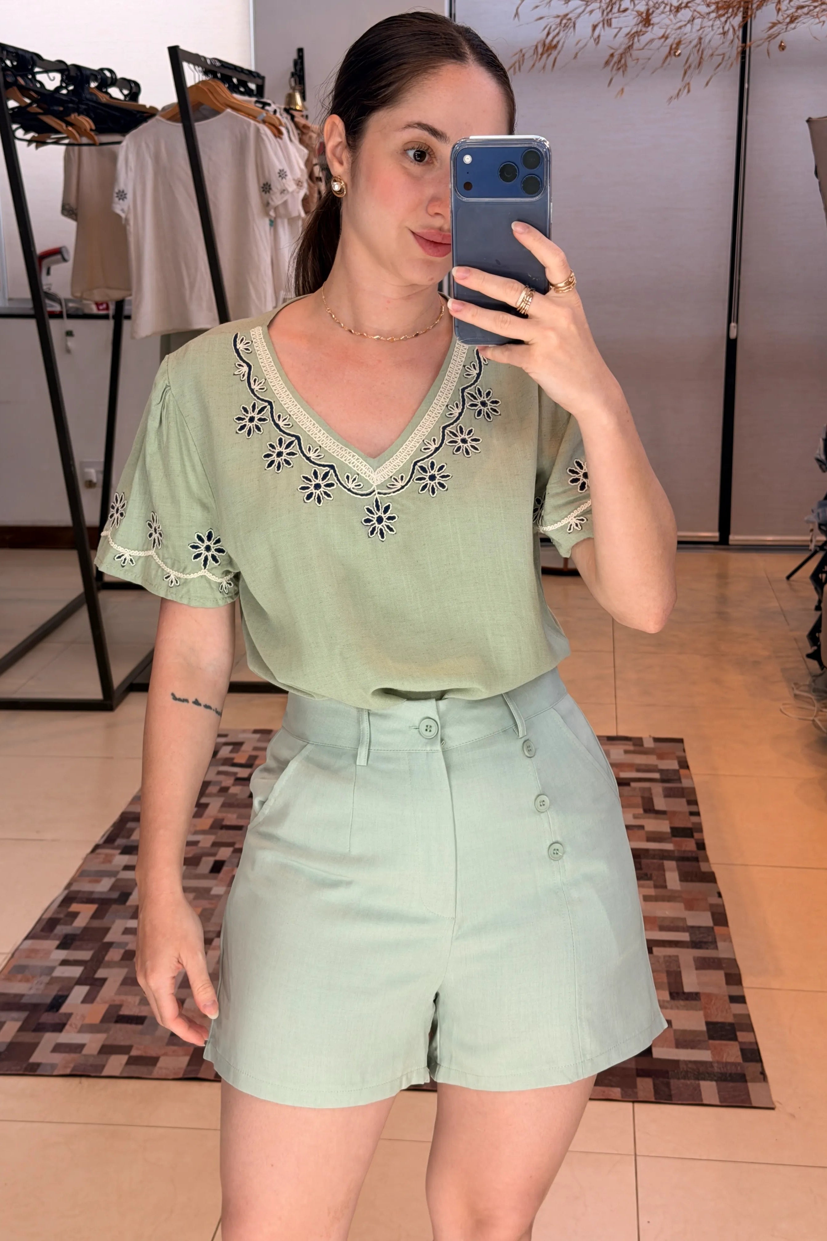 Conjunto: Blusa Manga Curta Detalhe Bordado Visco Linho Lúcia Verde + Bermuda Detalhes Botões Crepe Alfaiataria Débora Verde