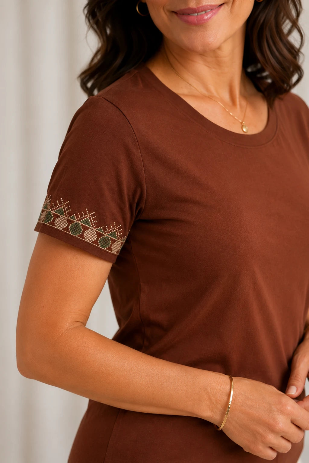 Blusa Cotton Lycra com Bordado Delicado Mariana Marrom