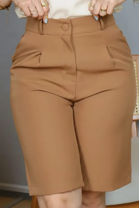 Bermuda em Crepe Alfaiataria Botão Encapado Marlene Caramelo
