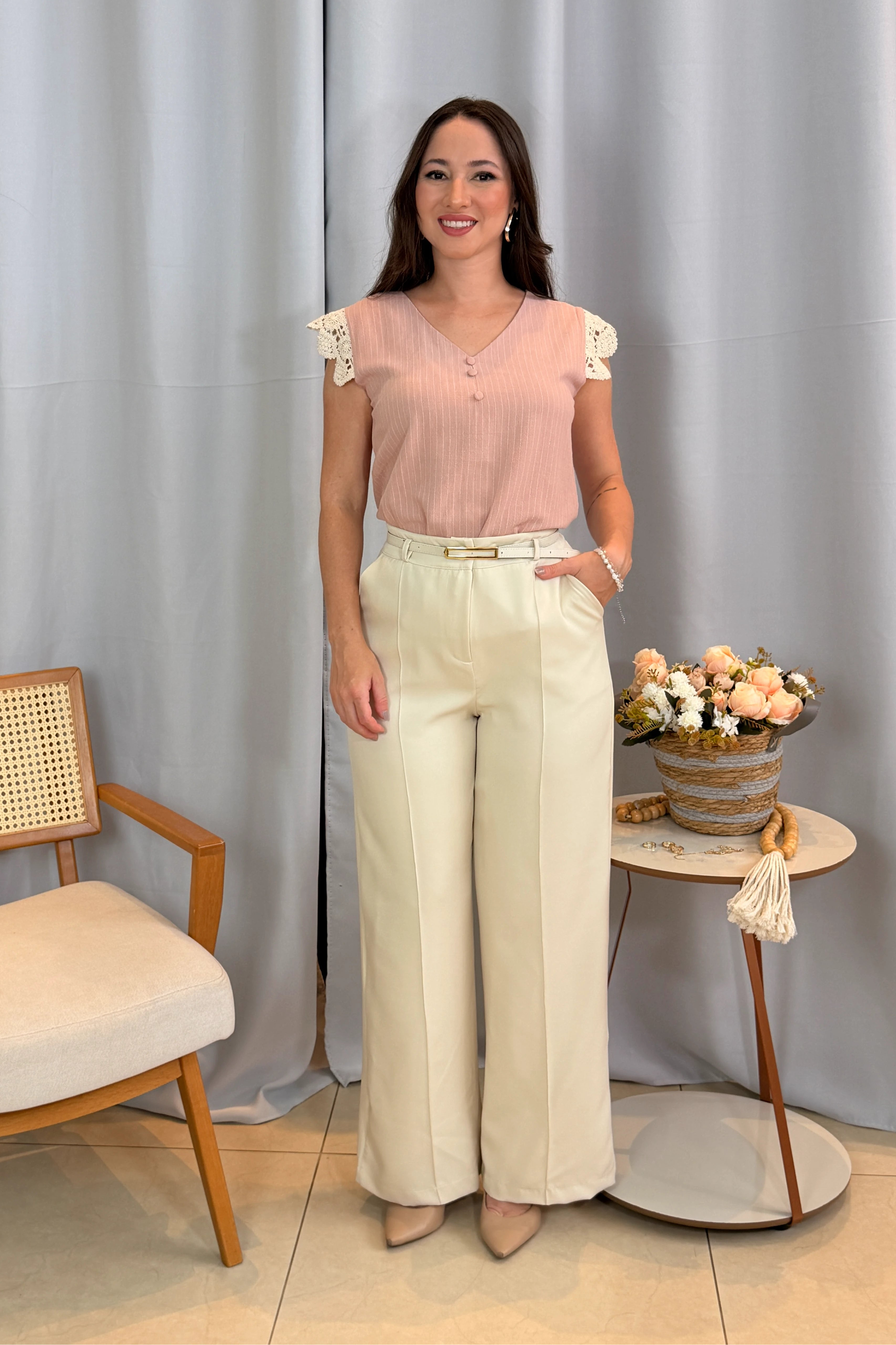Conjunto: Blusa Regata em Visco-Linho Decote em "V" Detalhe em Renda Melissa Rosa + Calça Corte Reto em Alfaiataria com Friso e Cinto Encapado Daphne Creme