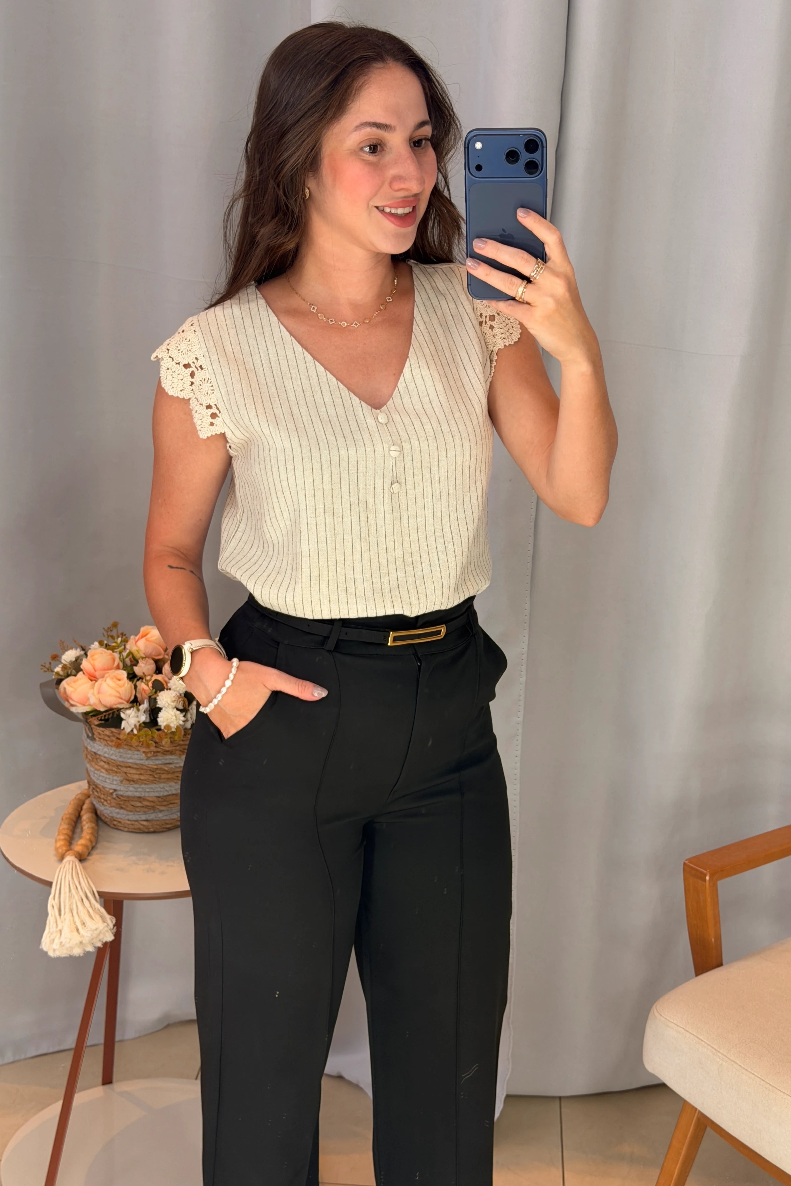 Conjunto: Blusa Regata em Visco-Linho Decote em "V" Detalhe em Renda Melissa Off White + Calça Corte Reto em Alfaiataria com Friso e Cinto Encapado Daphne Preta