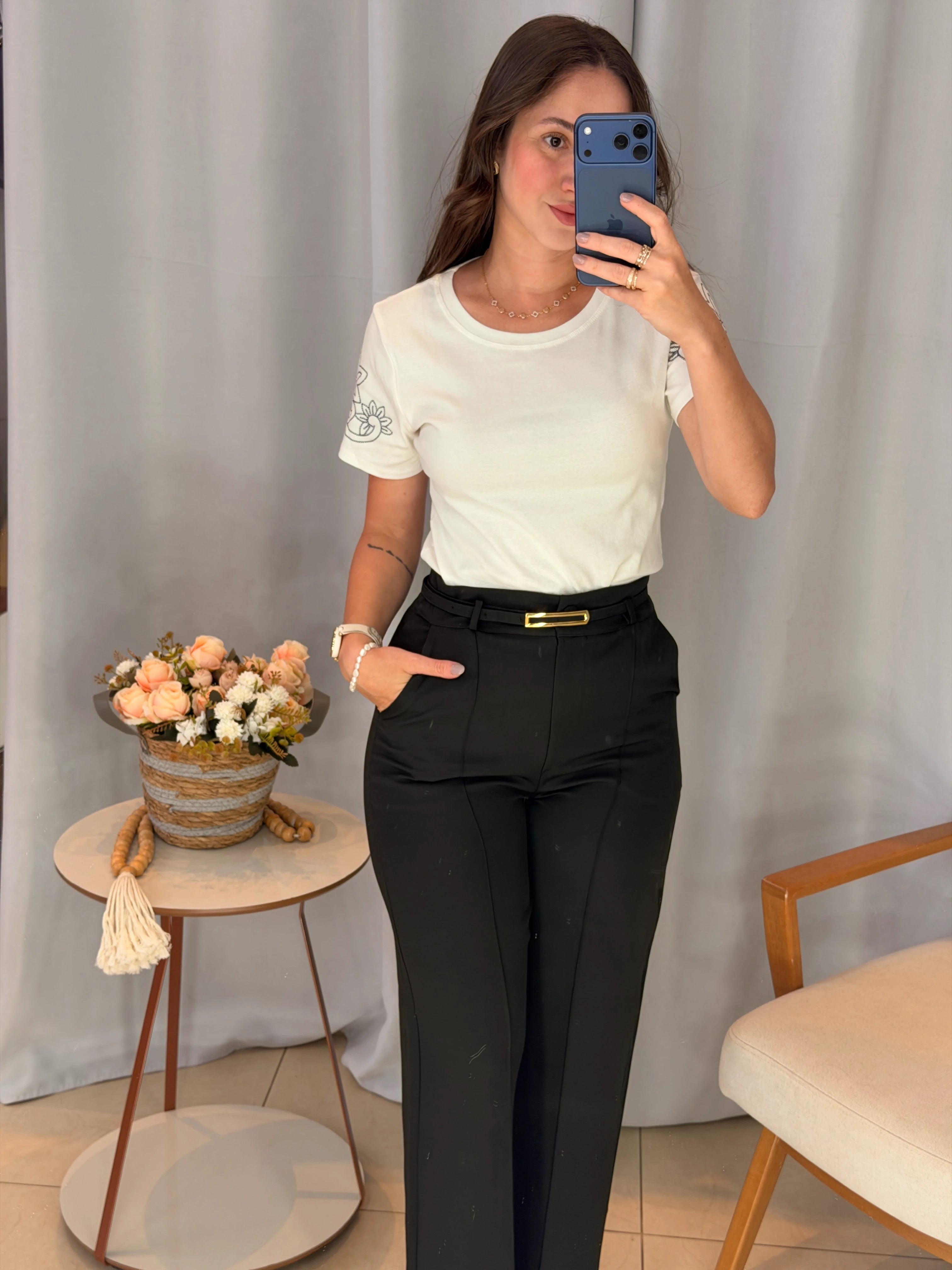 Conjunto: Blusa Manga Curta com Detalhes Bordados Cotton Lycra Milena Off White + Calça Corte Reto em Alfaiataria com Friso e Cinto Encapado Daphne Preta