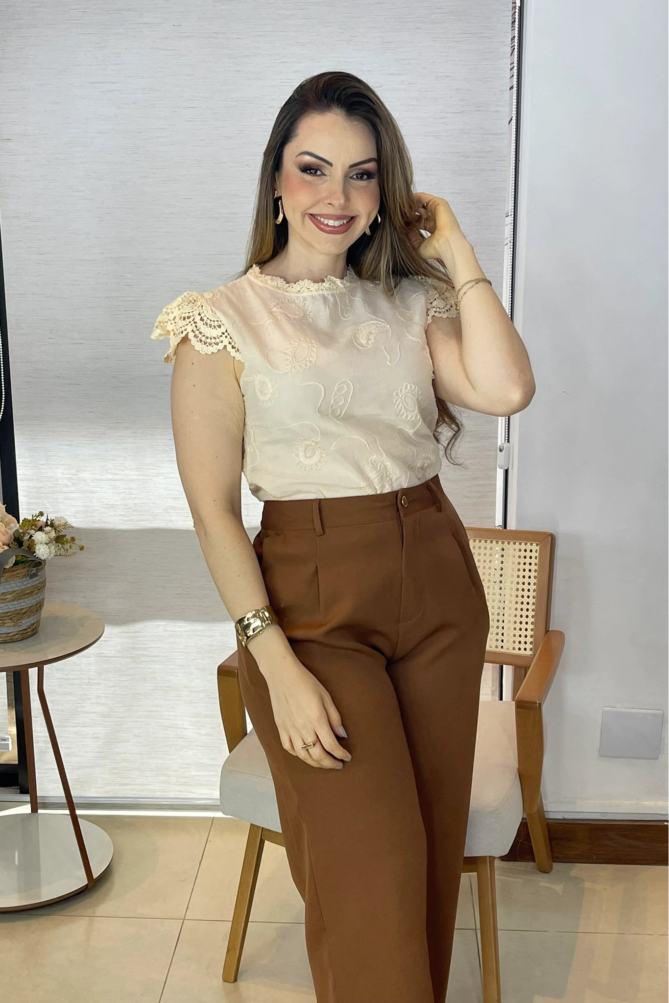 Conjunto: Blusa Manga Curta em Laise com Detalhes em Renda Mirela Creme + Calça Corte Reto em Alfaiataria com Botão Encapado e Bolso Assimétrico Yara Marrom