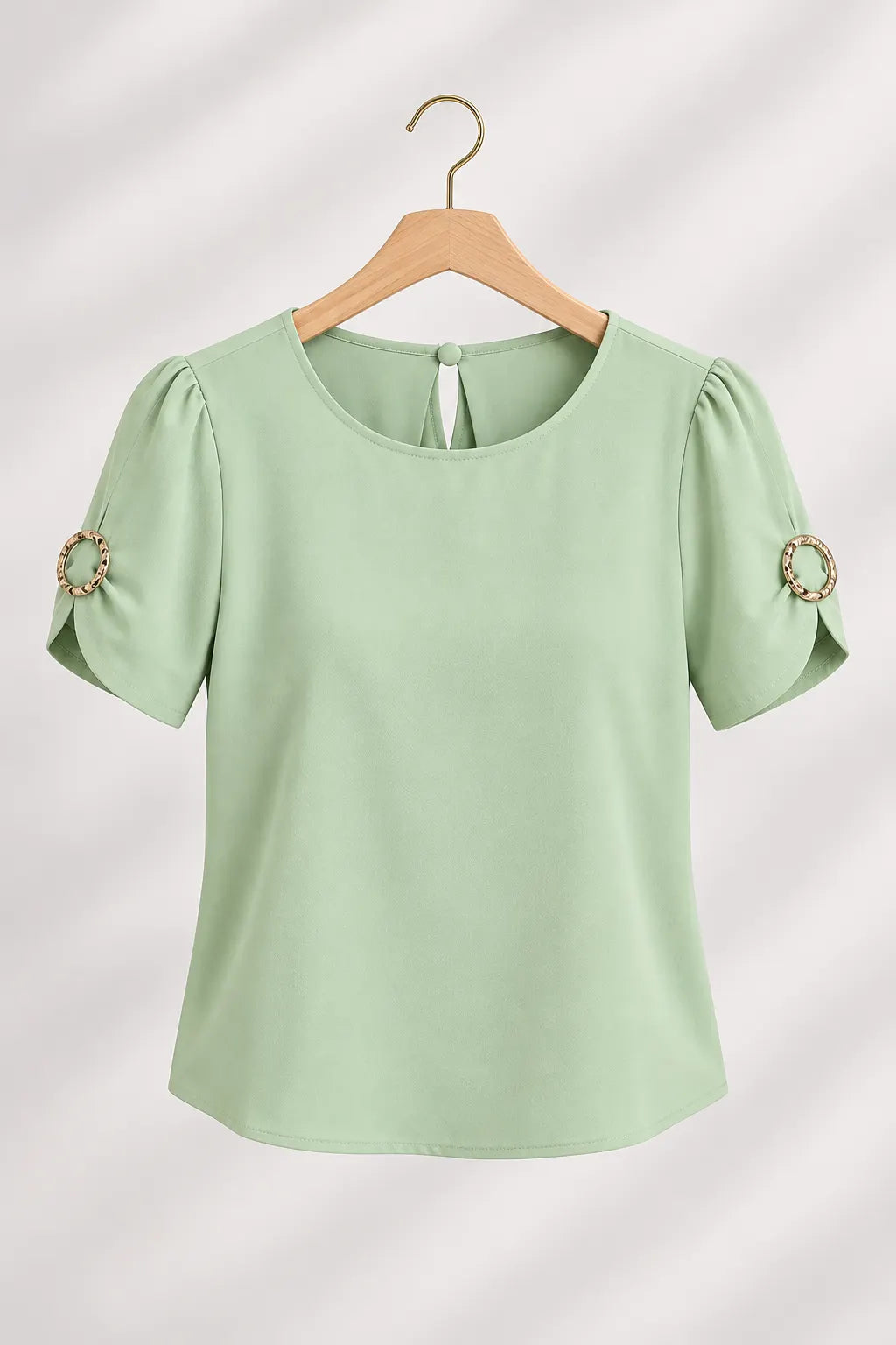 Blusa Manga Curta em Crepe Classic com Broche na Manga Nádia Verde