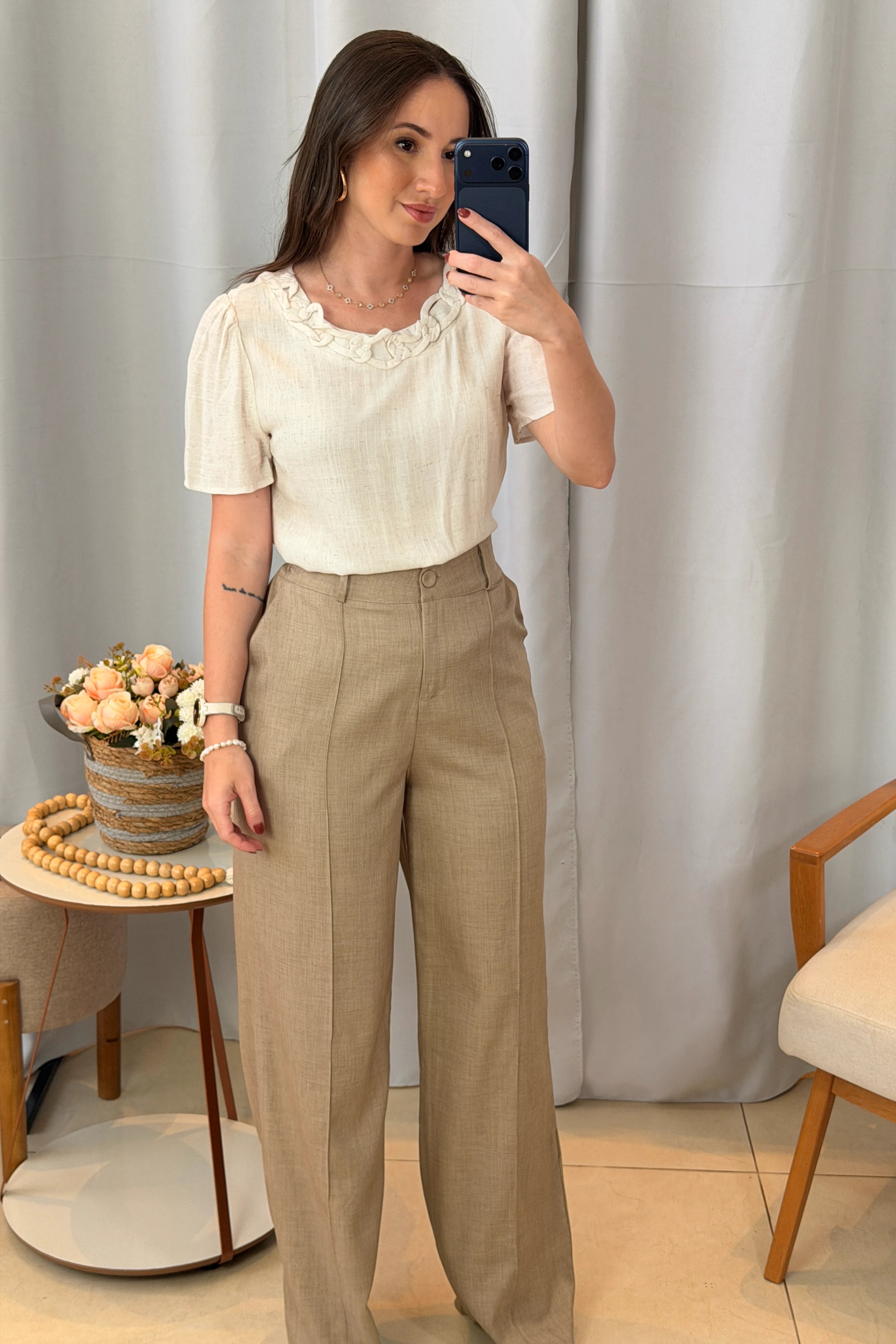 Conjunto: Blusa Manga Curta Visco-Linho Detalhe Colo Entrelaçado Naomi Creme + Calça Corte Reto Cotton Alfaiataria Lisse Detalhe em Friso Ariane Caqui