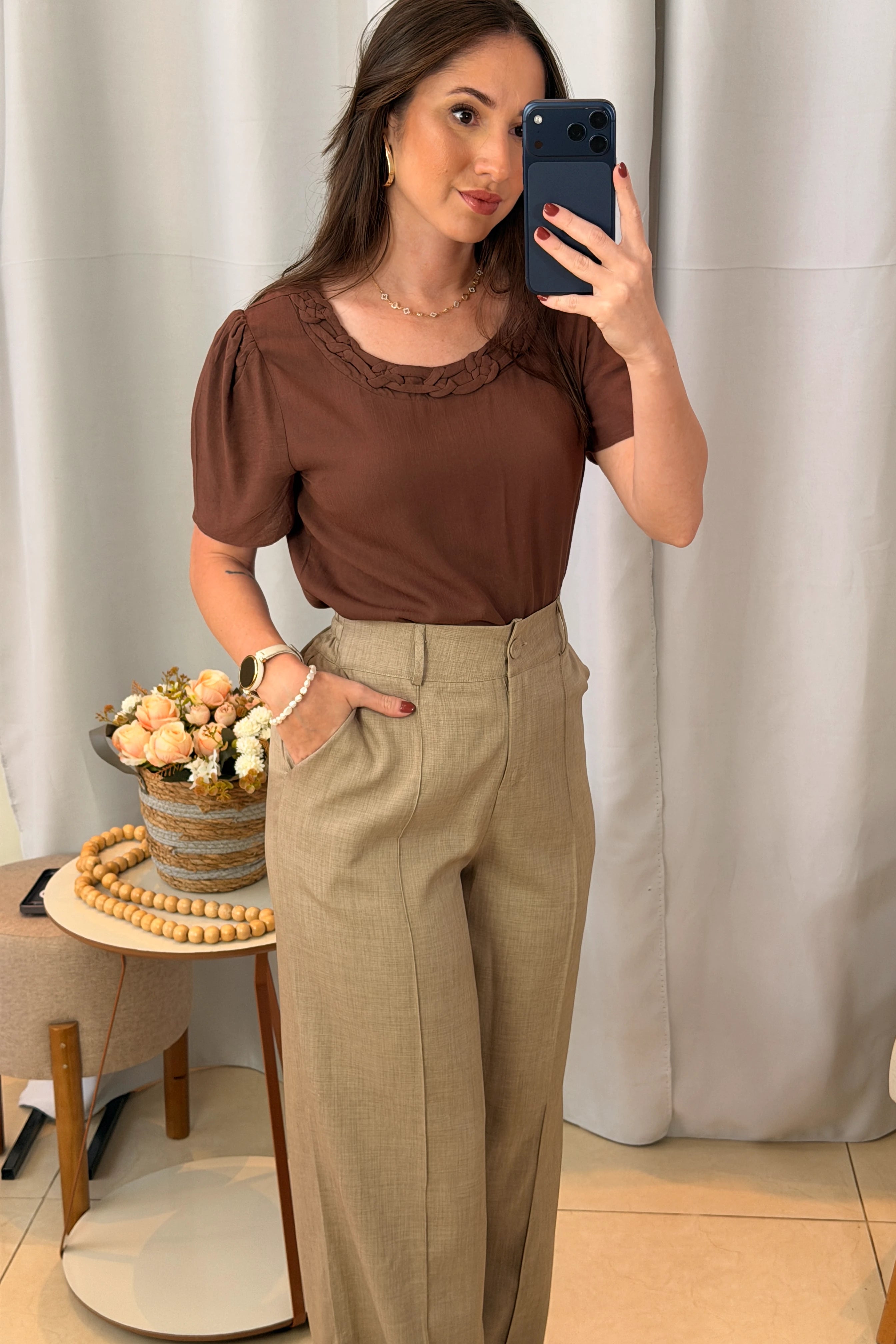 Conjunto: Blusa Manga Curta Visco-Linho Detalhe Colo Entrelaçado Naomi Marrom + Calça Corte Reto Cotton Alfaiataria Lisse Detalhe em Friso Ariane Caqui