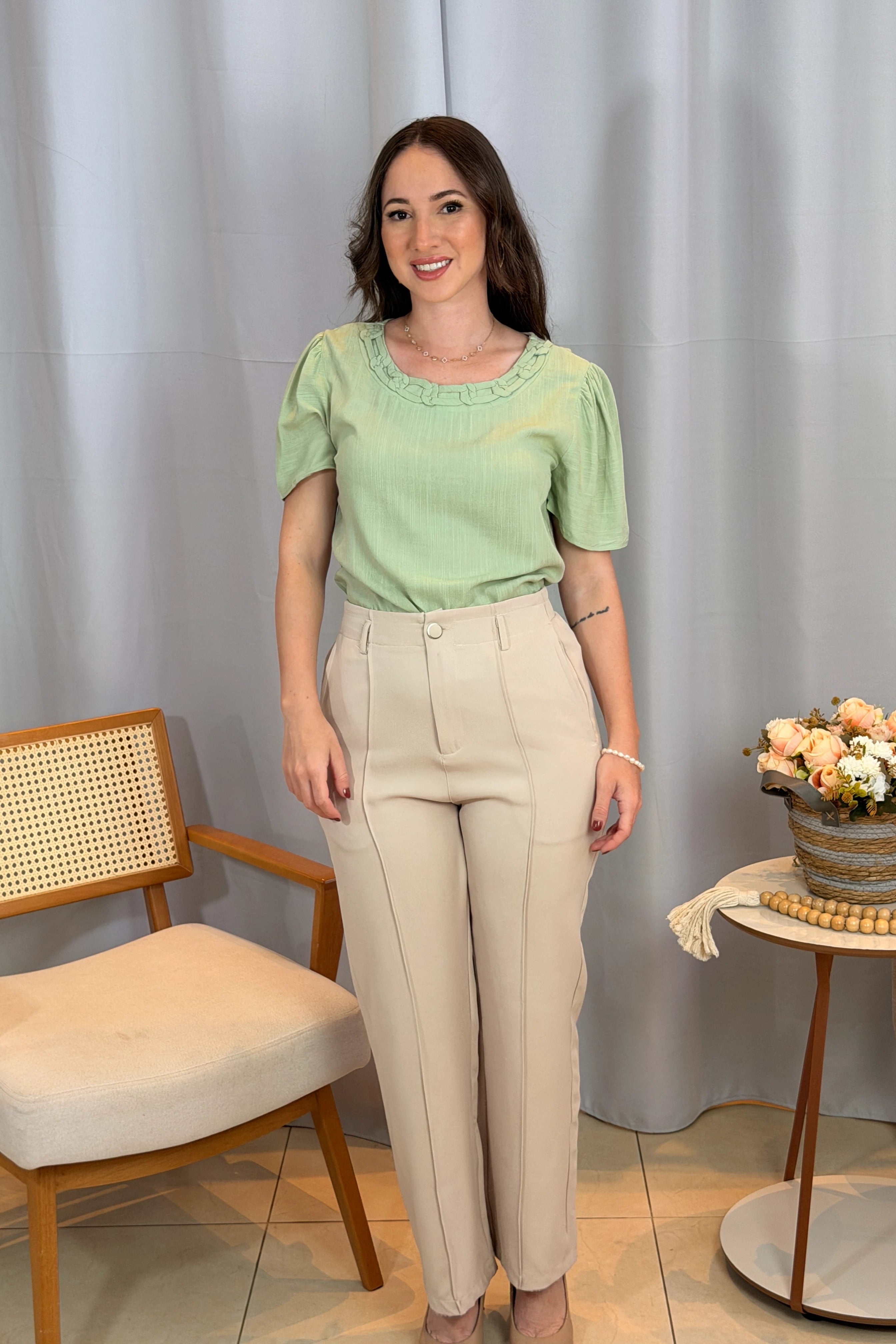 Conjunto: Blusa Manga Curta Visco-Linho Detalhe Colo Entrelaçado Naomi Verde + Calça Pantalona Alfaiataria Botão Encapado Margareth Creme