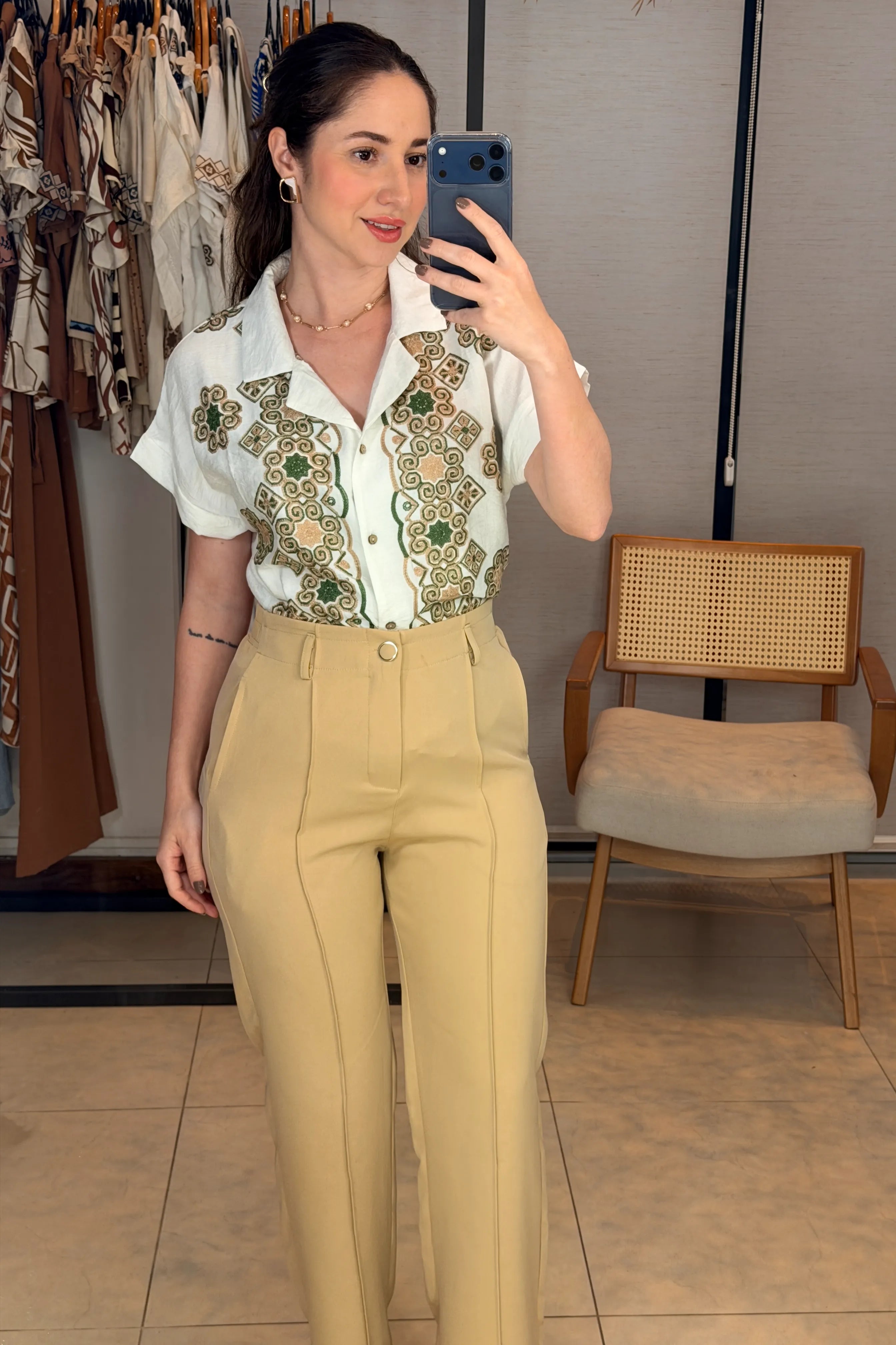 Conjunto: Camisa Manga Curta Neuza Bordada Visco Brise Verde + Calça Pantalona Alfaiataria Botão Encapado Margareth Bege