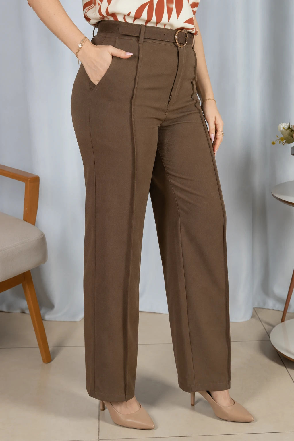 Calça Alfaiataria Corte Reto com Friso Nora Marrom