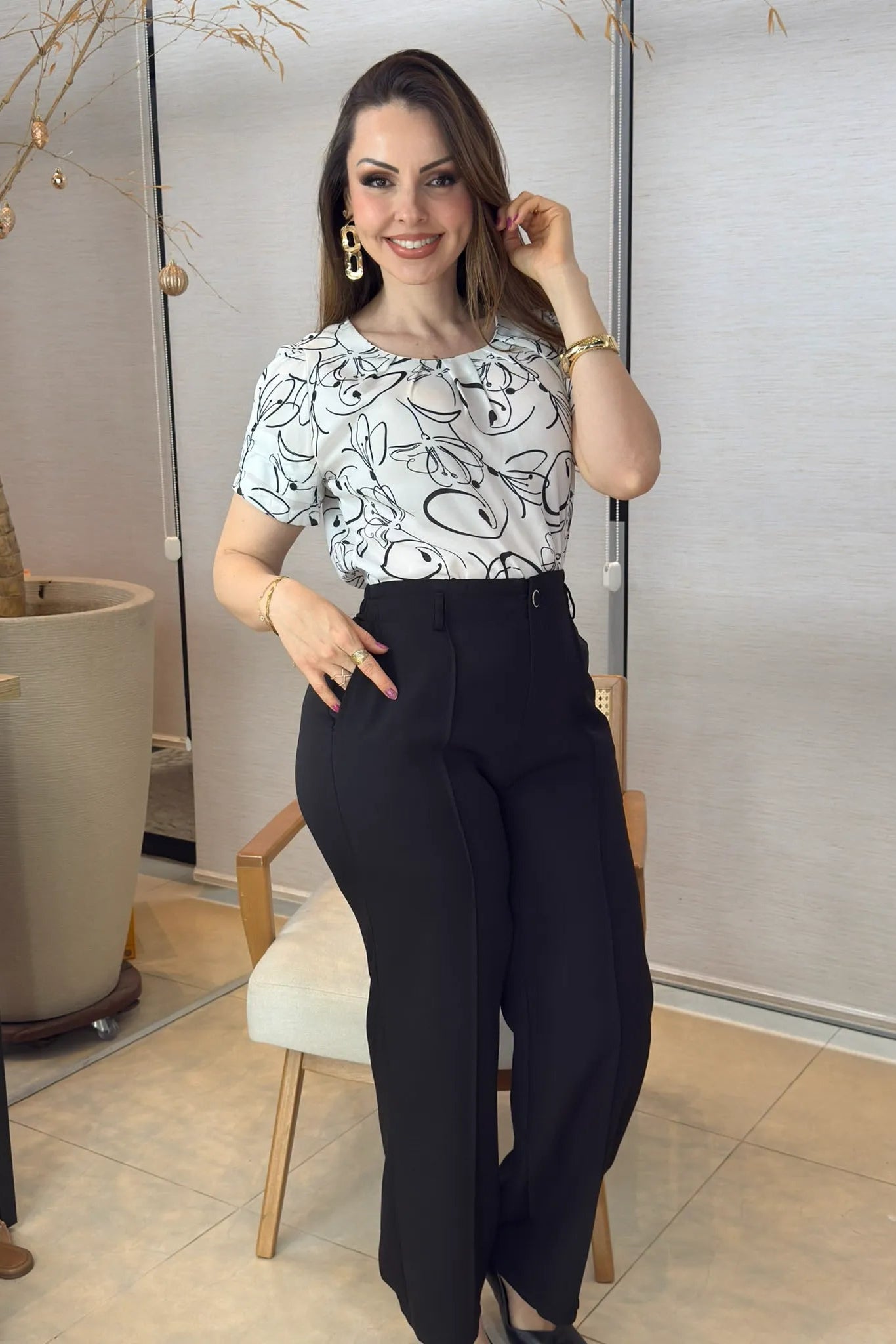 Conjunto: Blusa Manga Curta Camadas Olívia Estampada Branca + Calça Pantalona Alfaiataria Botão Encapado Margareth Preta