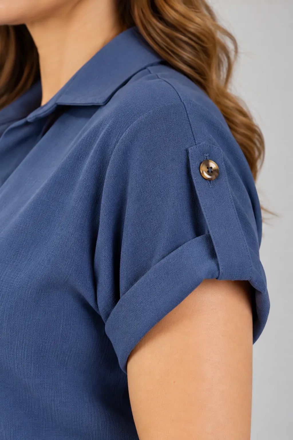 Camisa Manga Curta em Crepe Confort com Botões Dourados Penélope Azul