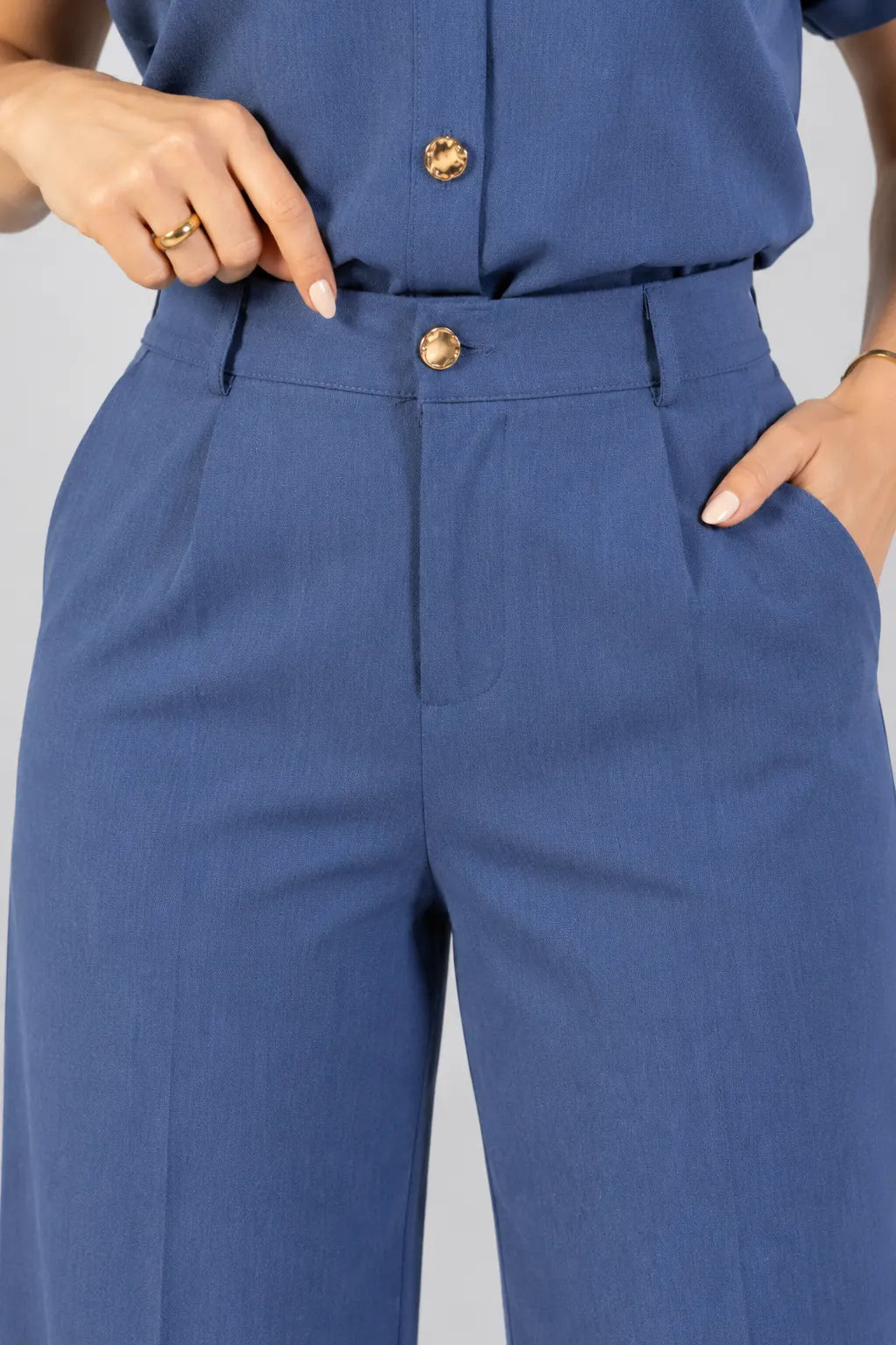 Calça em Crepe Confort com Botão Dourado Penélope Azul