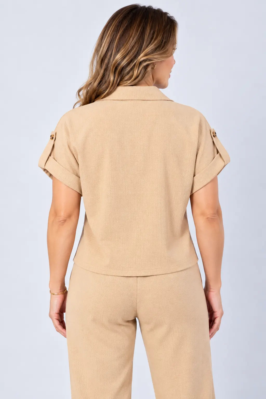Camisa Manga Curta em Crepe Confort com Botões Dourados Penélope Bege