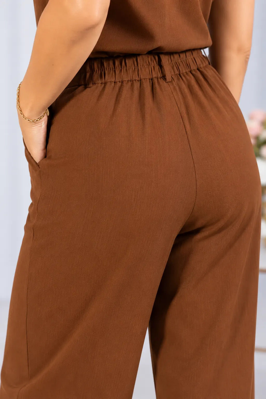 Calça em Crepe Confort com Botão Dourado Penélope Marrom