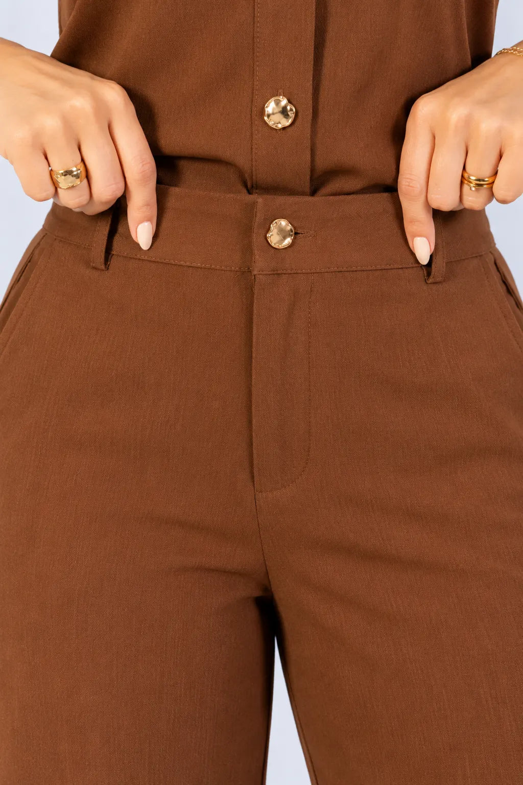 Calça em Crepe Confort com Botão Dourado Penélope Marrom