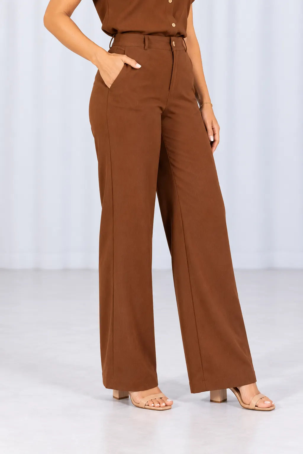 Calça em Crepe Confort com Botão Dourado Penélope Marrom
