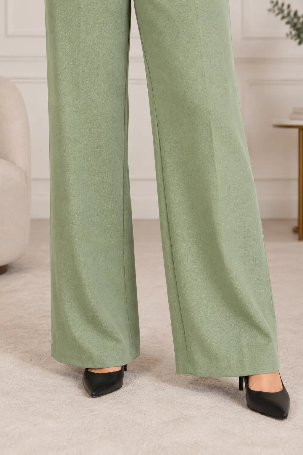 Calça em Crepe Confort com Botão Dourado Penélope Verde