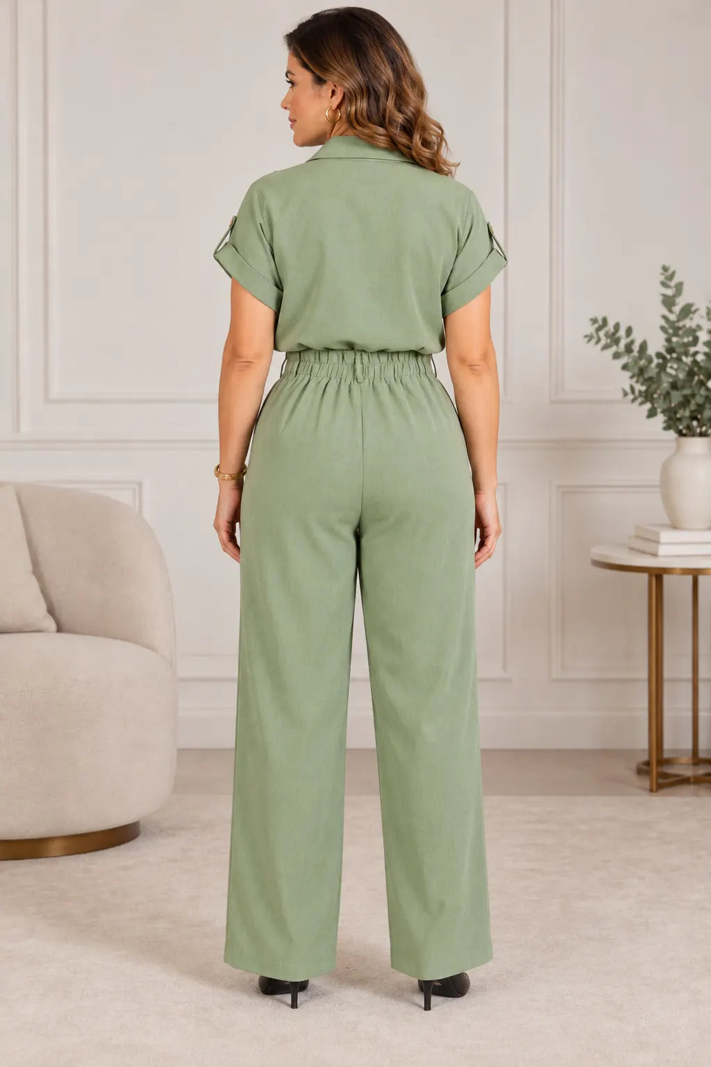Calça em Crepe Confort com Botão Dourado Penélope Verde
