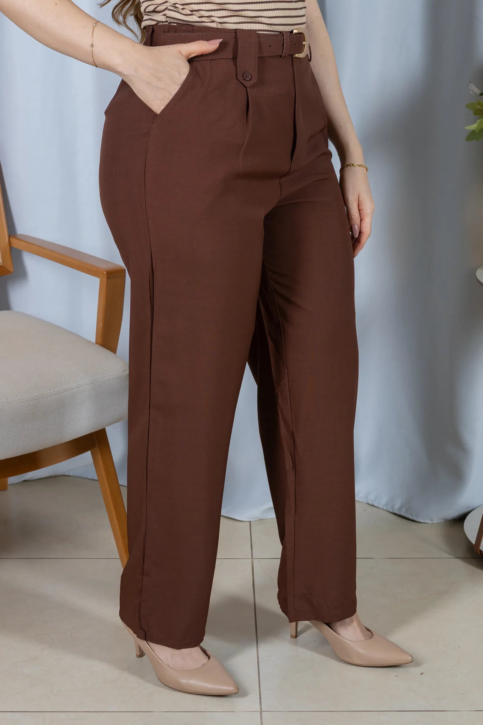 Calça Corte Reto com Passador Assimétrico Magda Marrom