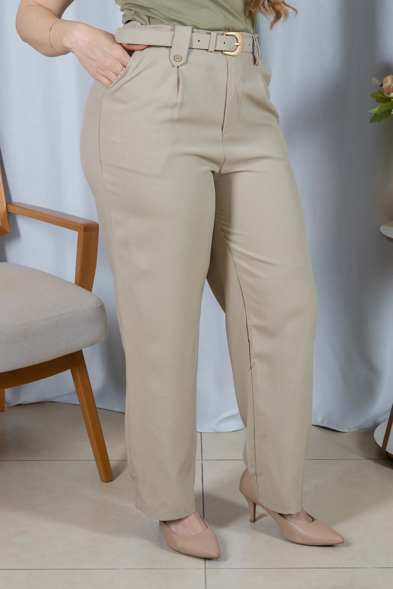 Calça Corte Reto com Passador Assimétrico Magda Caqui