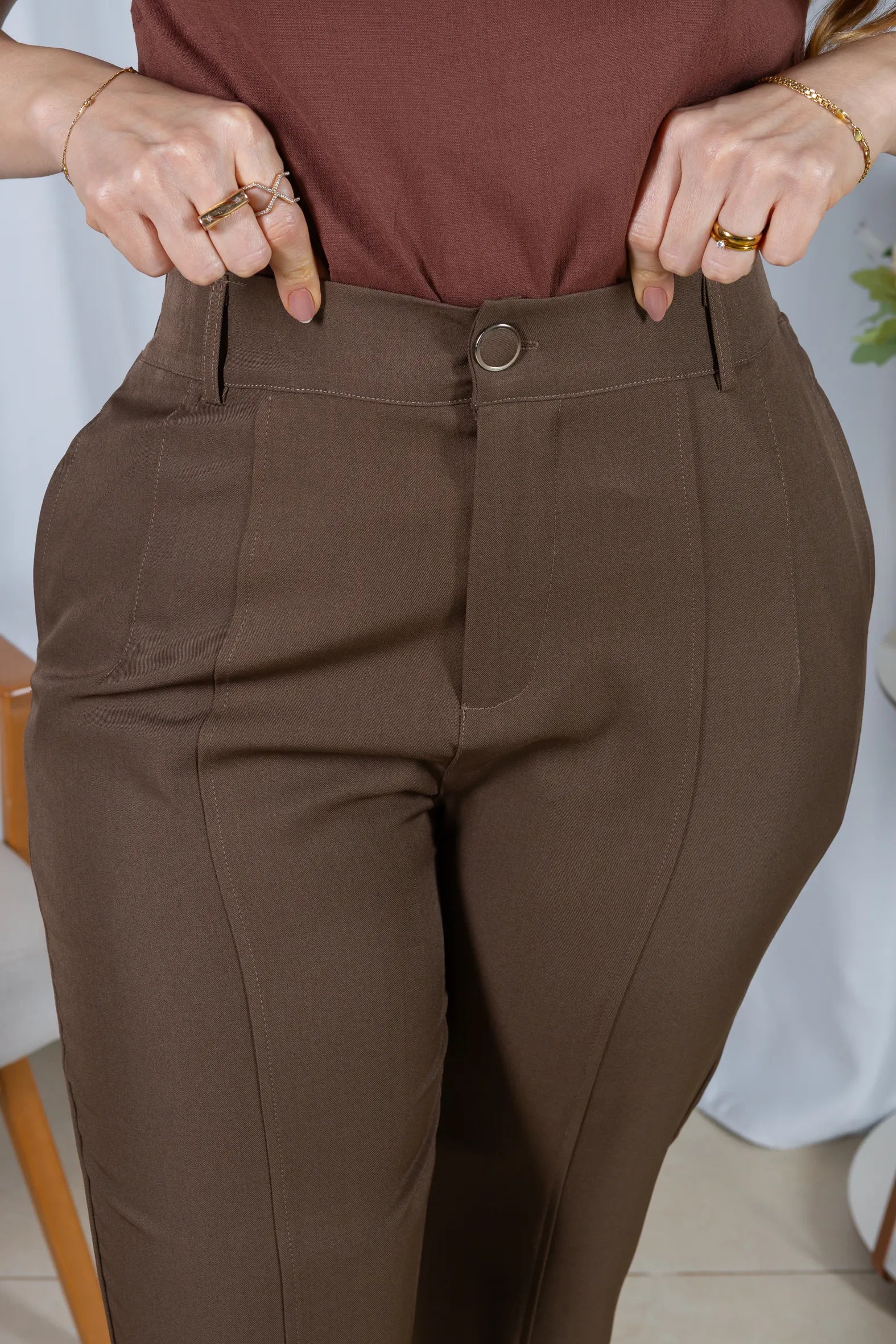Calça Corte Reto com Friso e Cós em Elástico Alice Marrom Oliva