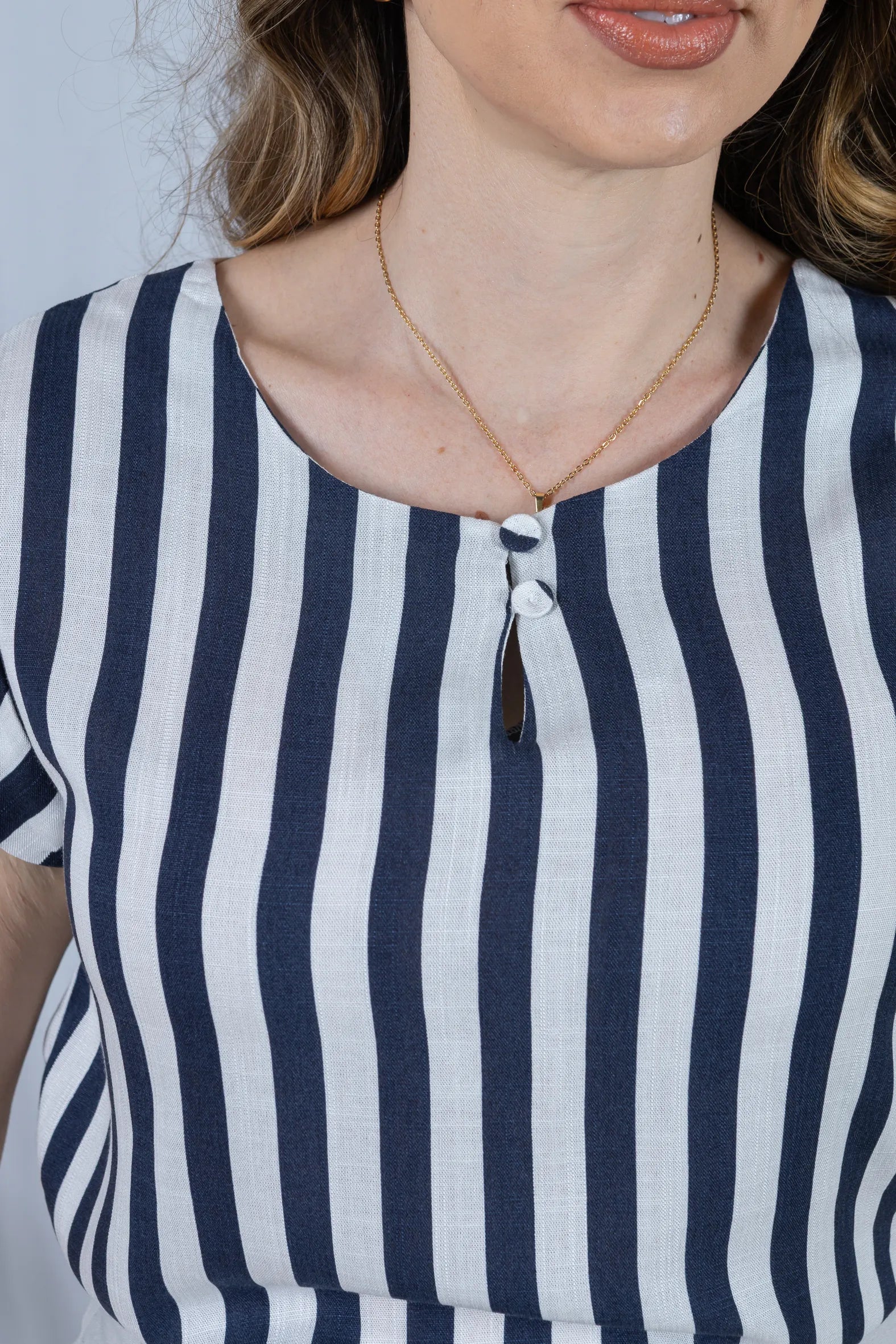 Blusa Transpassada em Visco Rustic Listrada Adriana Azul Marinho