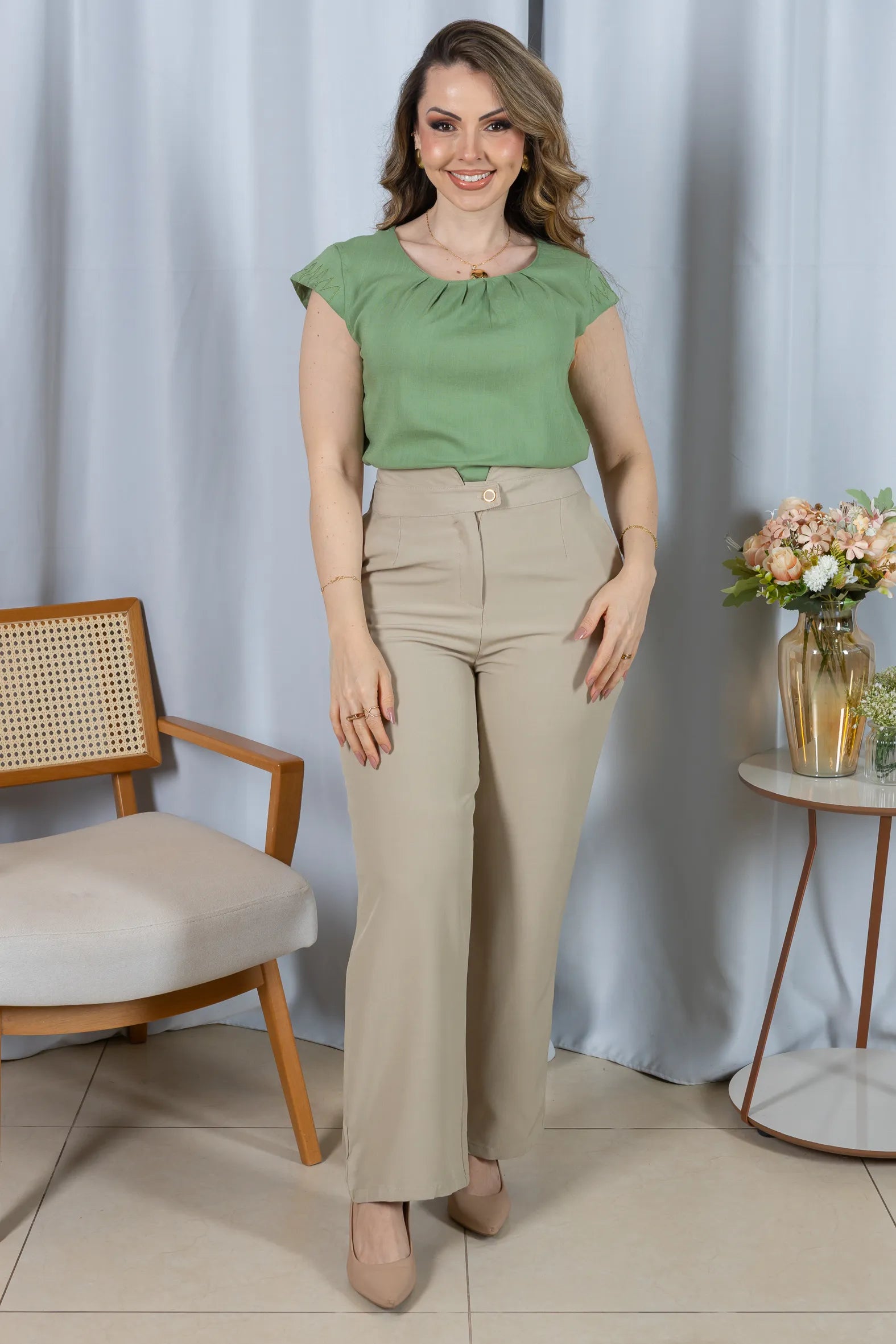 Blusa Visco Linen Muscle com Pregas no Decote Alana Verde