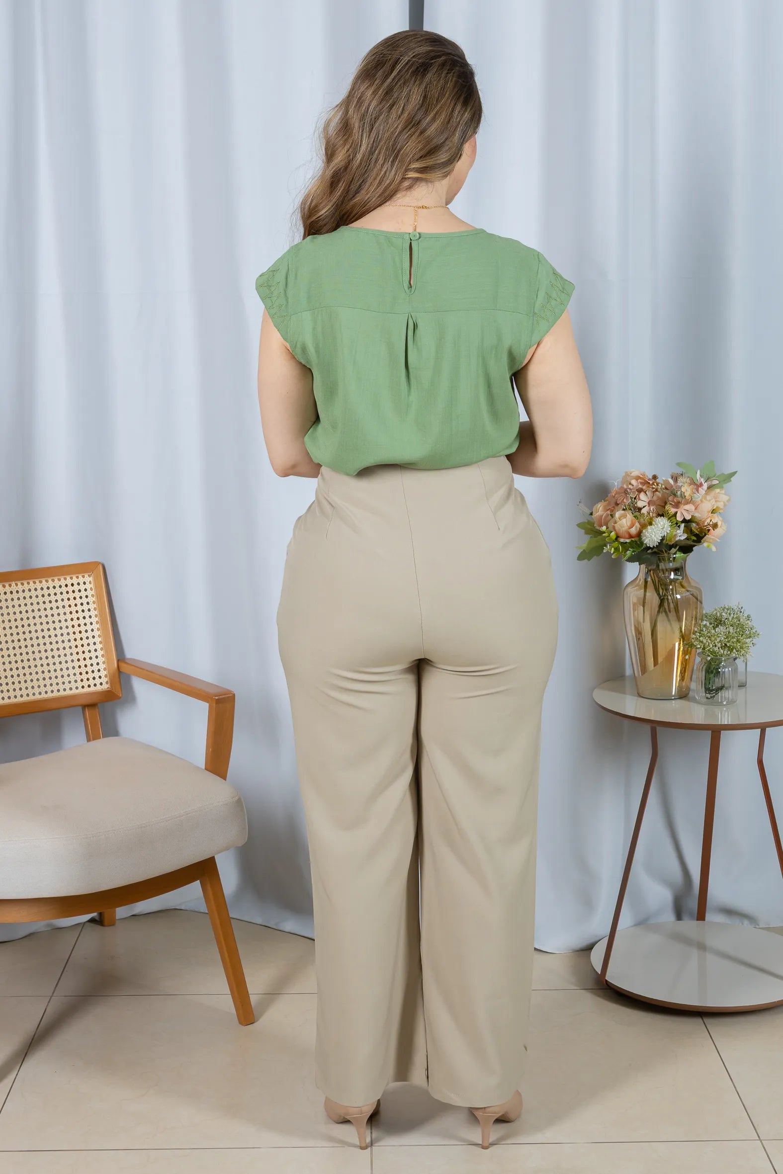 Blusa Visco Linen Muscle com Pregas no Decote Alana Verde