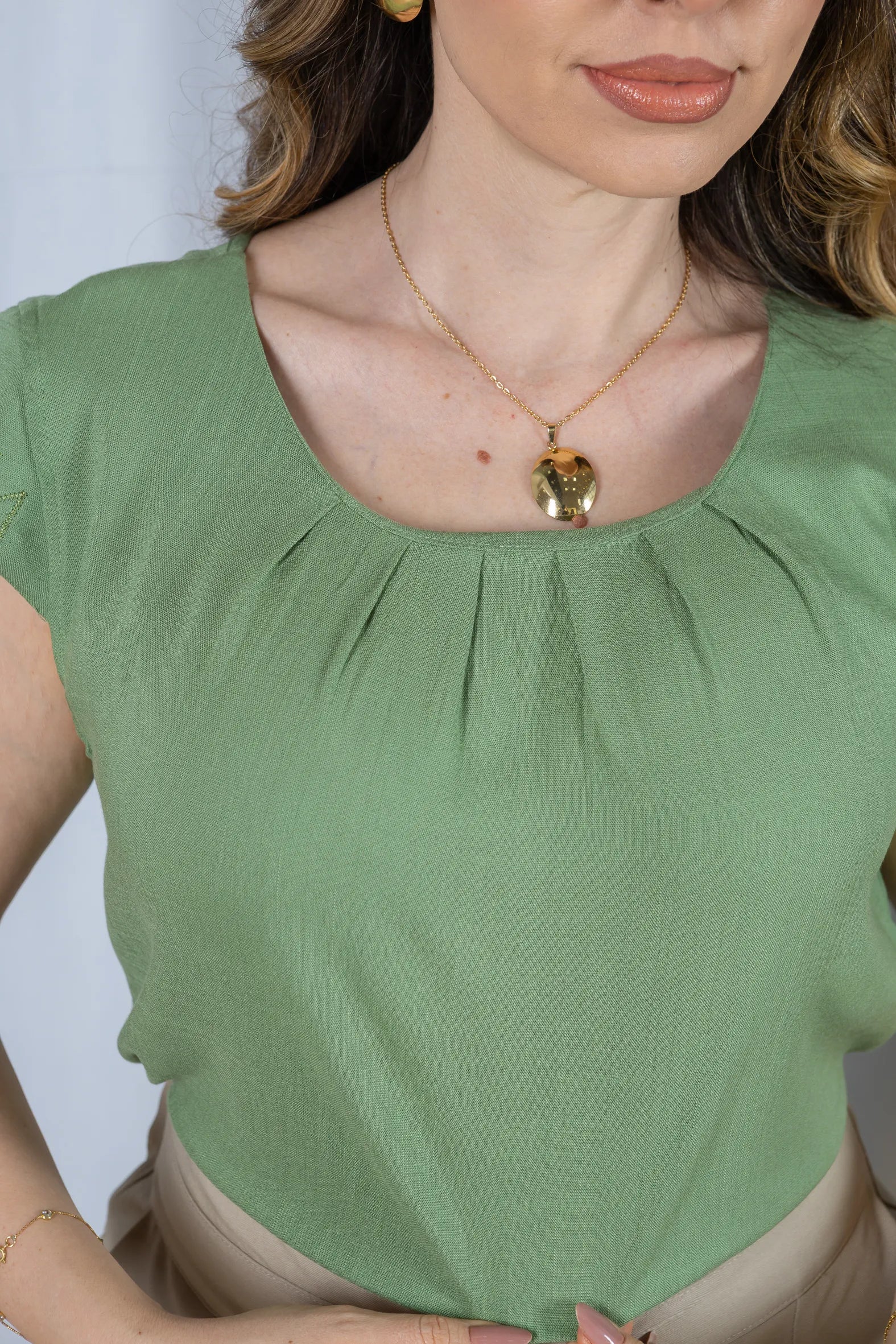 Blusa Visco Linen Muscle com Pregas no Decote Alana Verde
