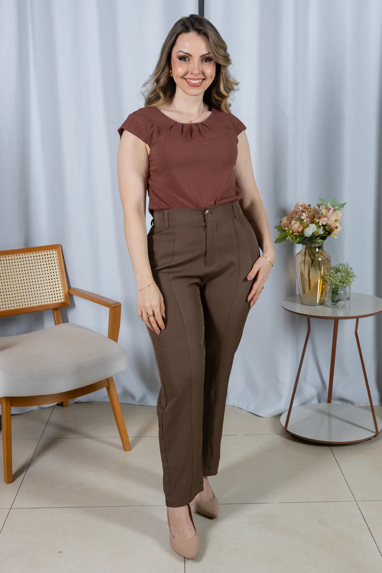 Blusa Visco Linen Muscle com Pregas no Decote Alana Marrom