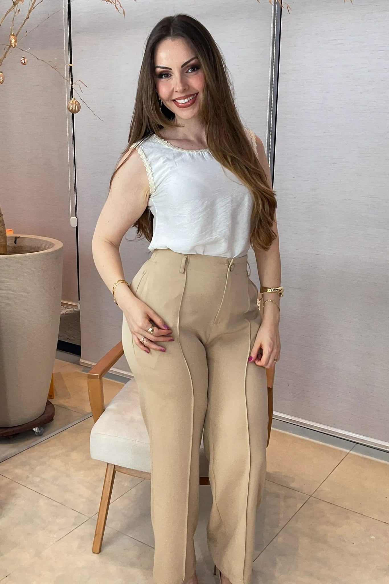 Conjunto: Regata Detalhe Acabamento Bordado Visco Brise Selma Branca + Calça Pantalona Alfaiataria Botão Encapado Margareth Bege