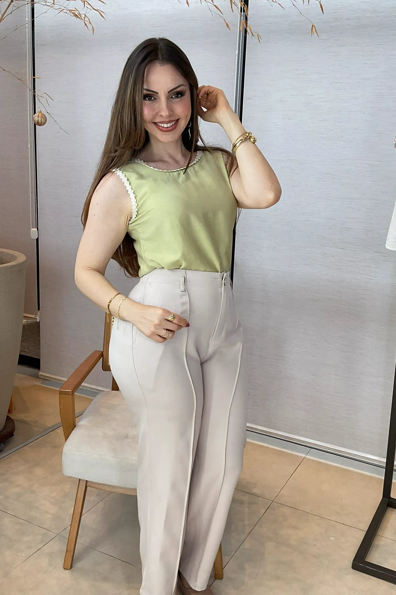 Conjunto: Regata Detalhe Acabamento Bordado Visco Brise Selma Verde + Calça Pantalona Alfaiataria Botão Encapado Margareth Creme
